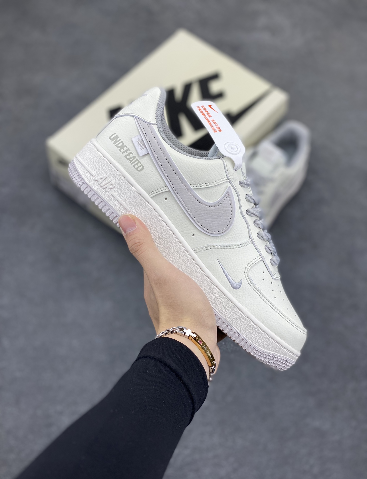 Nike Air Force 1 Low 空军一号低帮百搭休闲运动板鞋。柔软、弹性十足的缓震性能和出色的中底设计，横跨复古与现代的外型结合，造就出风靡全球三十多年的Force 1，直到今天还深受青睐。 货号： UT2023-203 尺码：36 36.5 37.5 38 38.5 39 40 40.5 41 42 42.5 43 44 44.5 45-选品中心