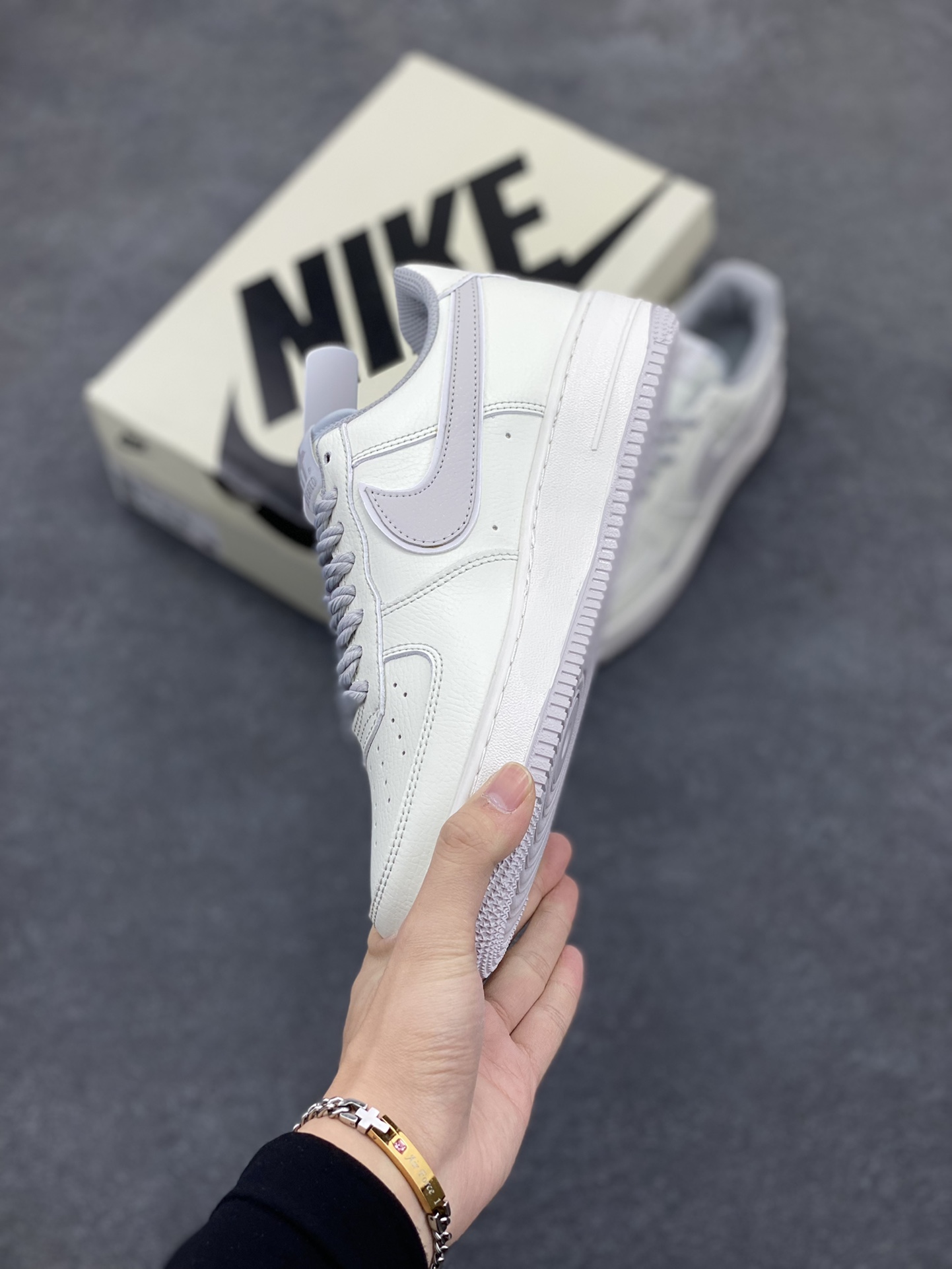 图片[3]-Nike Air Force 1 Low 空军一号低帮百搭休闲运动板鞋。柔软、弹性十足的缓震性能和出色的中底设计，横跨复古与现代的外型结合，造就出风靡全球三十多年的Force 1，直到今天还深受青睐。 货号： UT2023-203 尺码：36 36.5 37.5 38 38.5 39 40 40.5 41 42 42.5 43 44 44.5 45-选品中心