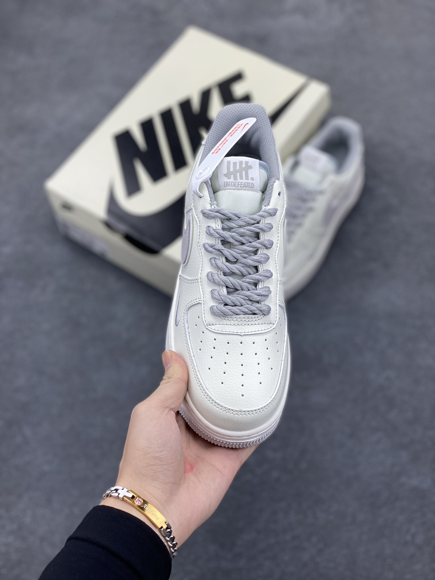 图片[2]-Nike Air Force 1 Low 空军一号低帮百搭休闲运动板鞋。柔软、弹性十足的缓震性能和出色的中底设计，横跨复古与现代的外型结合，造就出风靡全球三十多年的Force 1，直到今天还深受青睐。 货号： UT2023-203 尺码：36 36.5 37.5 38 38.5 39 40 40.5 41 42 42.5 43 44 44.5 45-选品中心