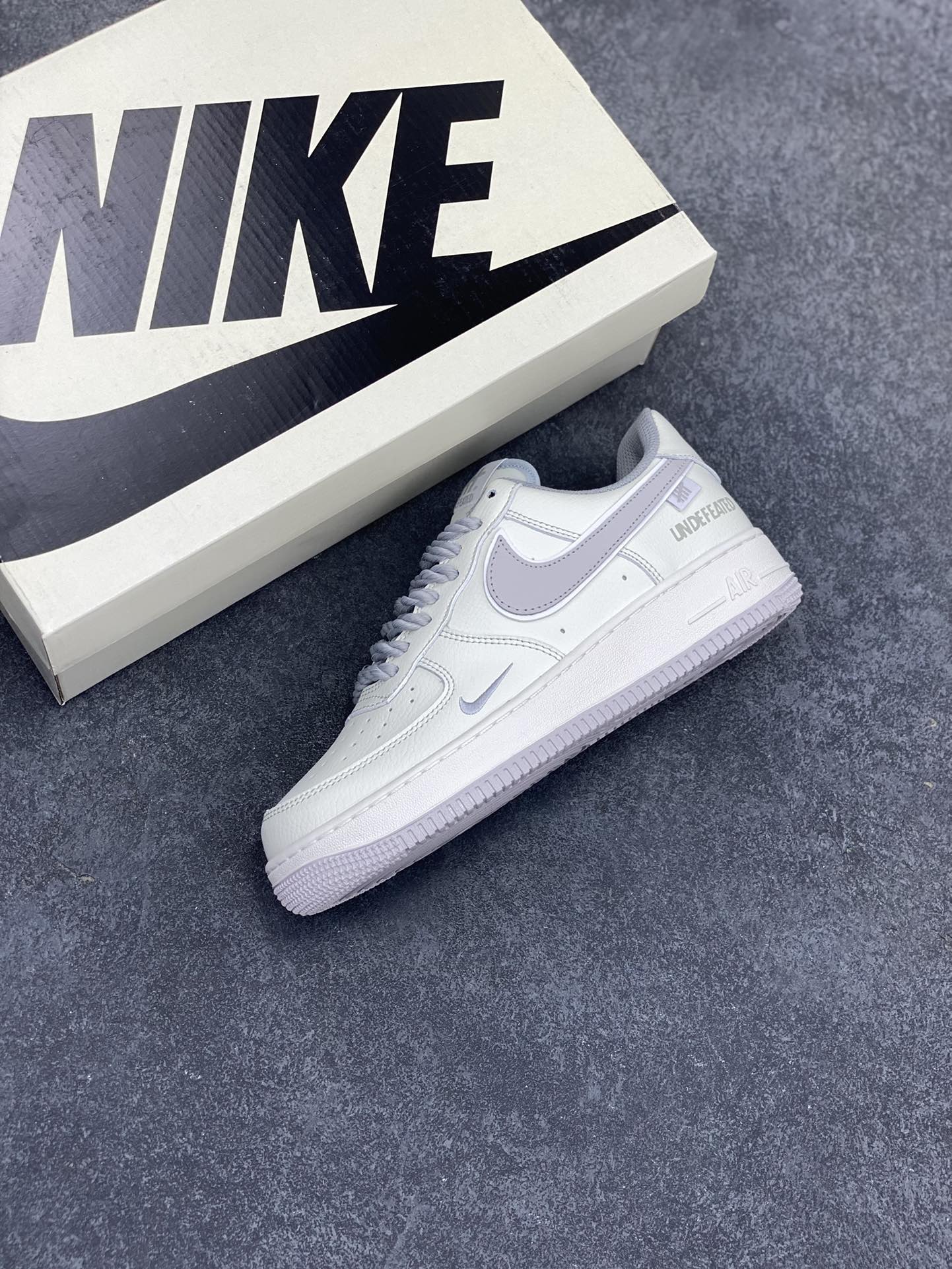 图片[7]-Nike Air Force 1 Low 空军一号低帮百搭休闲运动板鞋。柔软、弹性十足的缓震性能和出色的中底设计，横跨复古与现代的外型结合，造就出风靡全球三十多年的Force 1，直到今天还深受青睐。 货号： UT2023-203 尺码：36 36.5 37.5 38 38.5 39 40 40.5 41 42 42.5 43 44 44.5 45-选品中心