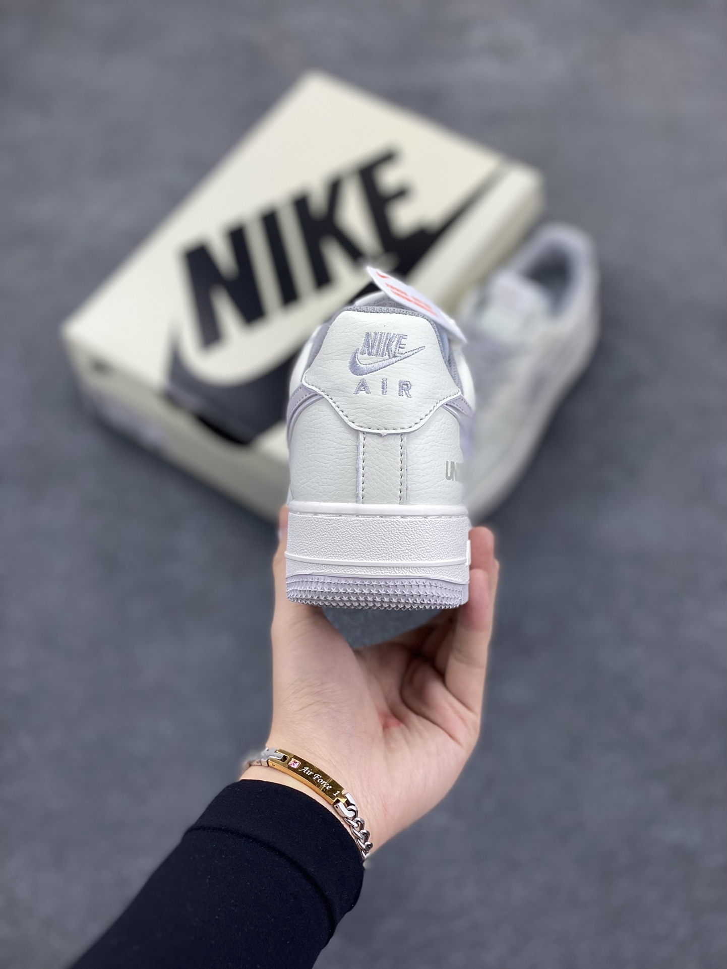 图片[4]-Nike Air Force 1 Low 空军一号低帮百搭休闲运动板鞋。柔软、弹性十足的缓震性能和出色的中底设计，横跨复古与现代的外型结合，造就出风靡全球三十多年的Force 1，直到今天还深受青睐。 货号： UT2023-203 尺码：36 36.5 37.5 38 38.5 39 40 40.5 41 42 42.5 43 44 44.5 45-选品中心