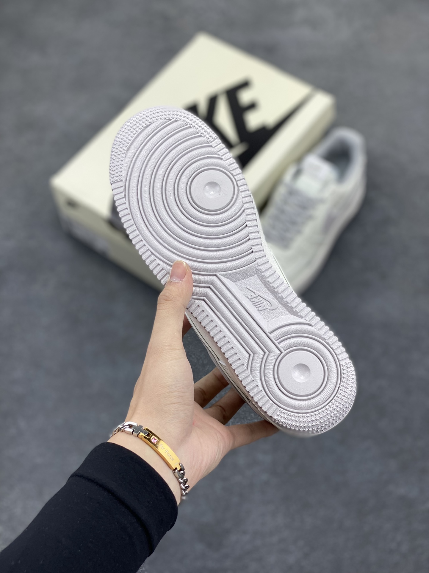 图片[5]-Nike Air Force 1 Low 空军一号低帮百搭休闲运动板鞋。柔软、弹性十足的缓震性能和出色的中底设计，横跨复古与现代的外型结合，造就出风靡全球三十多年的Force 1，直到今天还深受青睐。 货号： UT2023-203 尺码：36 36.5 37.5 38 38.5 39 40 40.5 41 42 42.5 43 44 44.5 45-选品中心