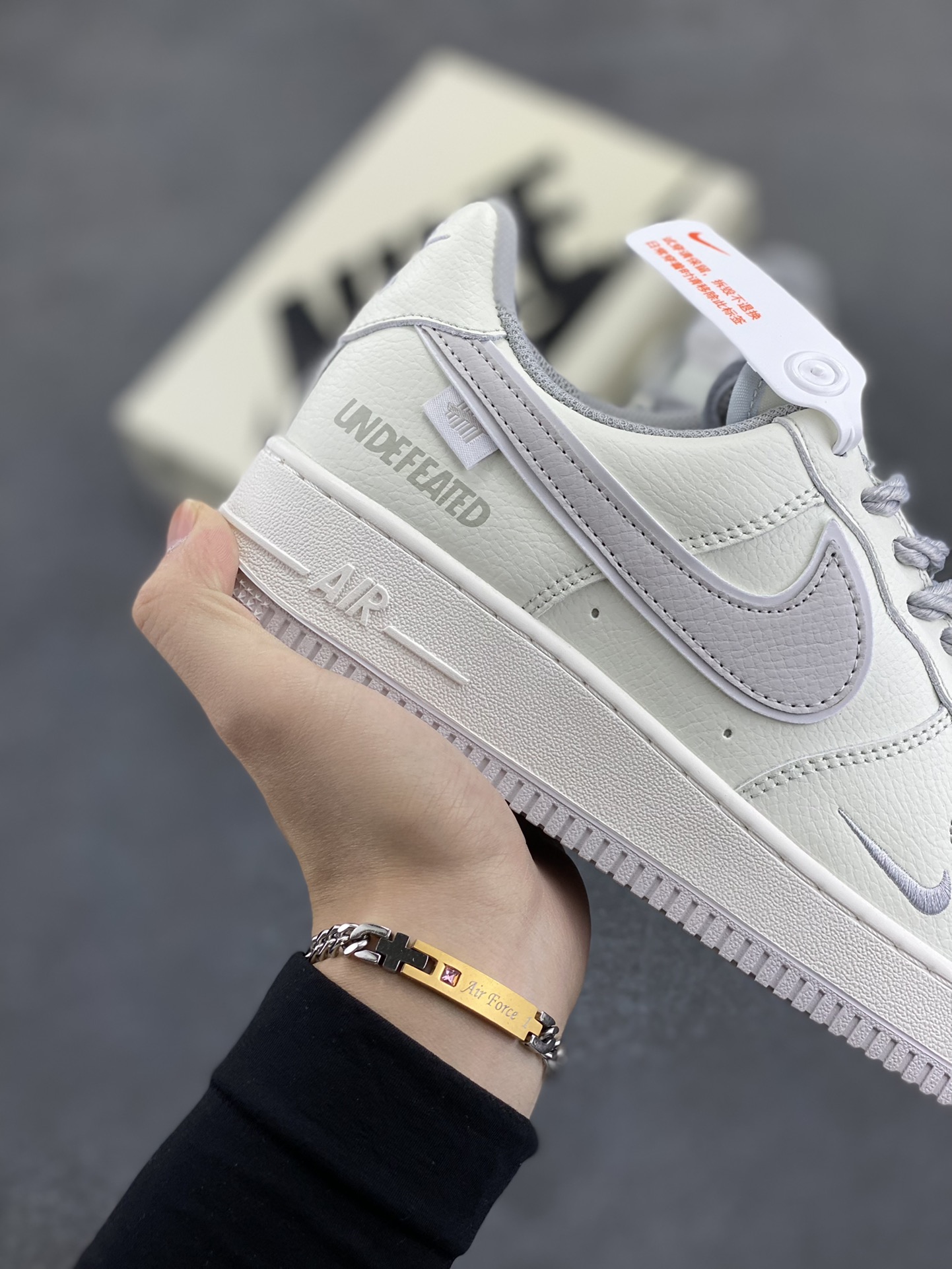 图片[6]-Nike Air Force 1 Low 空军一号低帮百搭休闲运动板鞋。柔软、弹性十足的缓震性能和出色的中底设计，横跨复古与现代的外型结合，造就出风靡全球三十多年的Force 1，直到今天还深受青睐。 货号： UT2023-203 尺码：36 36.5 37.5 38 38.5 39 40 40.5 41 42 42.5 43 44 44.5 45-选品中心