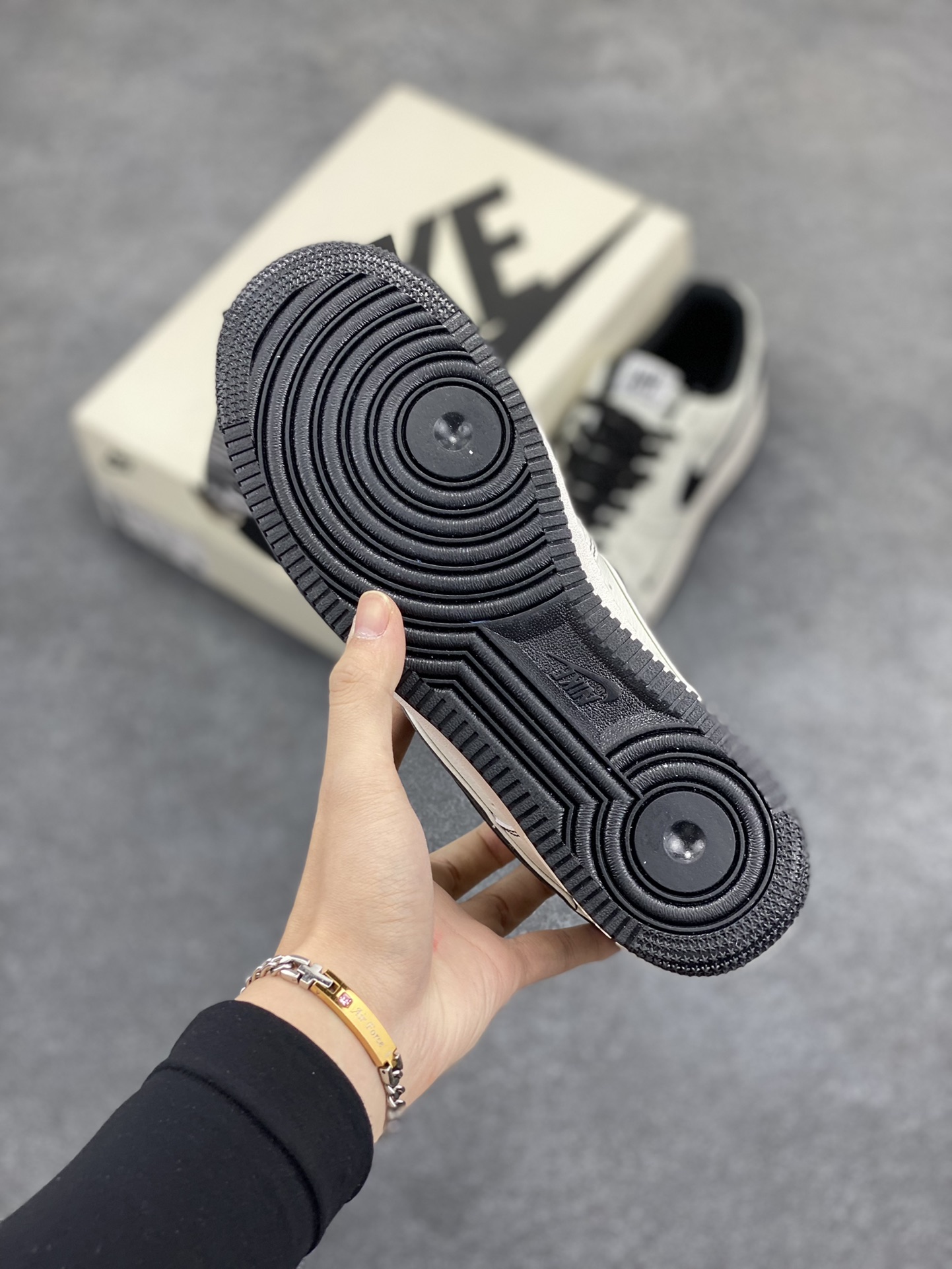 图片[5]-Nike Air Force 1 Low 空军一号低帮百搭休闲运动板鞋。柔软、弹性十足的缓震性能和出色的中底设计，横跨复古与现代的外型结合，造就出风靡全球三十多年的Force 1，直到今天还深受青睐。 货号： UT2023-201 尺码：36 36.5 37.5 38 38.5 39 40 40.5 41 42 42.5 43 44 44.5 45-选品中心