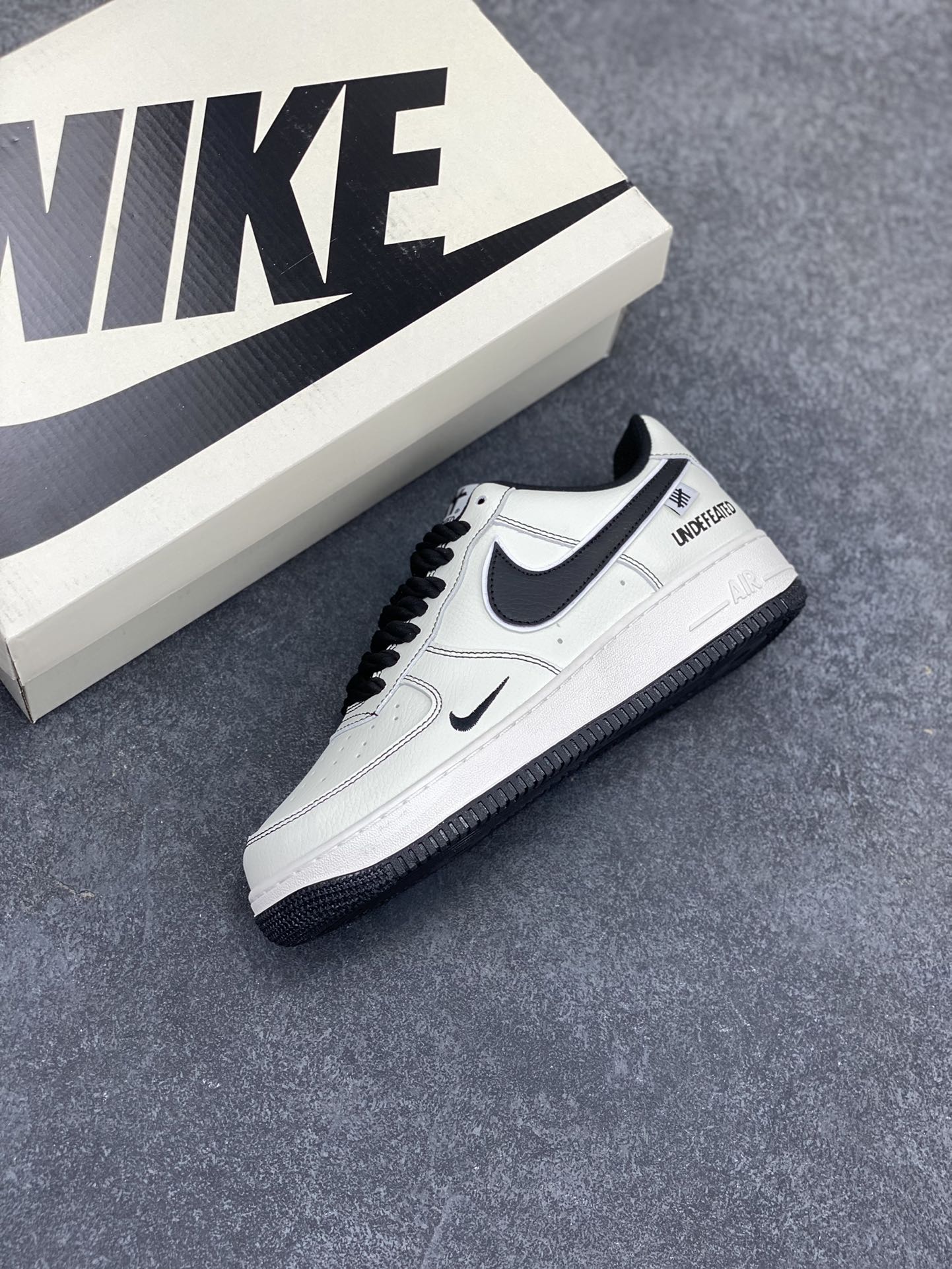 图片[7]-Nike Air Force 1 Low 空军一号低帮百搭休闲运动板鞋。柔软、弹性十足的缓震性能和出色的中底设计，横跨复古与现代的外型结合，造就出风靡全球三十多年的Force 1，直到今天还深受青睐。 货号： UT2023-201 尺码：36 36.5 37.5 38 38.5 39 40 40.5 41 42 42.5 43 44 44.5 45-选品中心