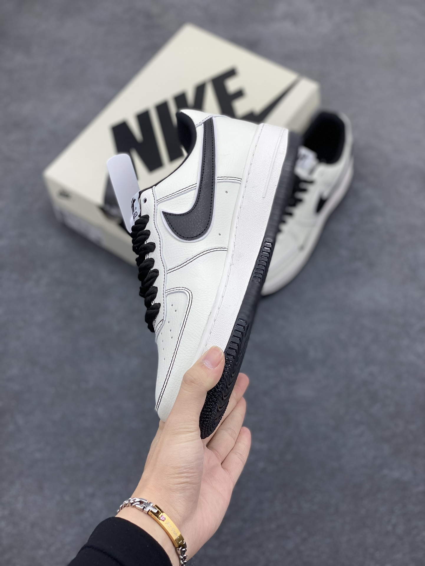 图片[3]-Nike Air Force 1 Low 空军一号低帮百搭休闲运动板鞋。柔软、弹性十足的缓震性能和出色的中底设计，横跨复古与现代的外型结合，造就出风靡全球三十多年的Force 1，直到今天还深受青睐。 货号： UT2023-201 尺码：36 36.5 37.5 38 38.5 39 40 40.5 41 42 42.5 43 44 44.5 45-选品中心