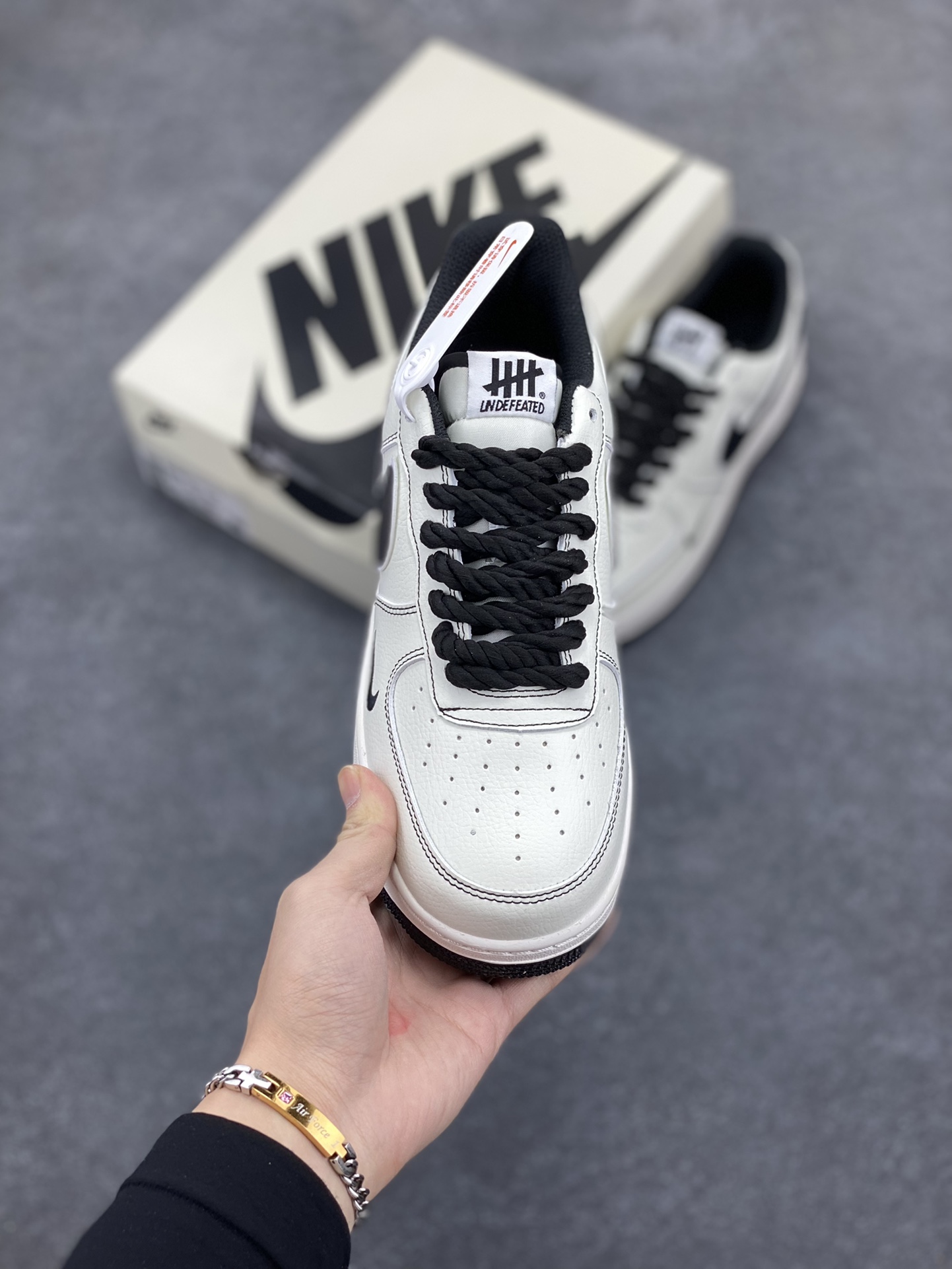 图片[2]-Nike Air Force 1 Low 空军一号低帮百搭休闲运动板鞋。柔软、弹性十足的缓震性能和出色的中底设计，横跨复古与现代的外型结合，造就出风靡全球三十多年的Force 1，直到今天还深受青睐。 货号： UT2023-201 尺码：36 36.5 37.5 38 38.5 39 40 40.5 41 42 42.5 43 44 44.5 45-选品中心