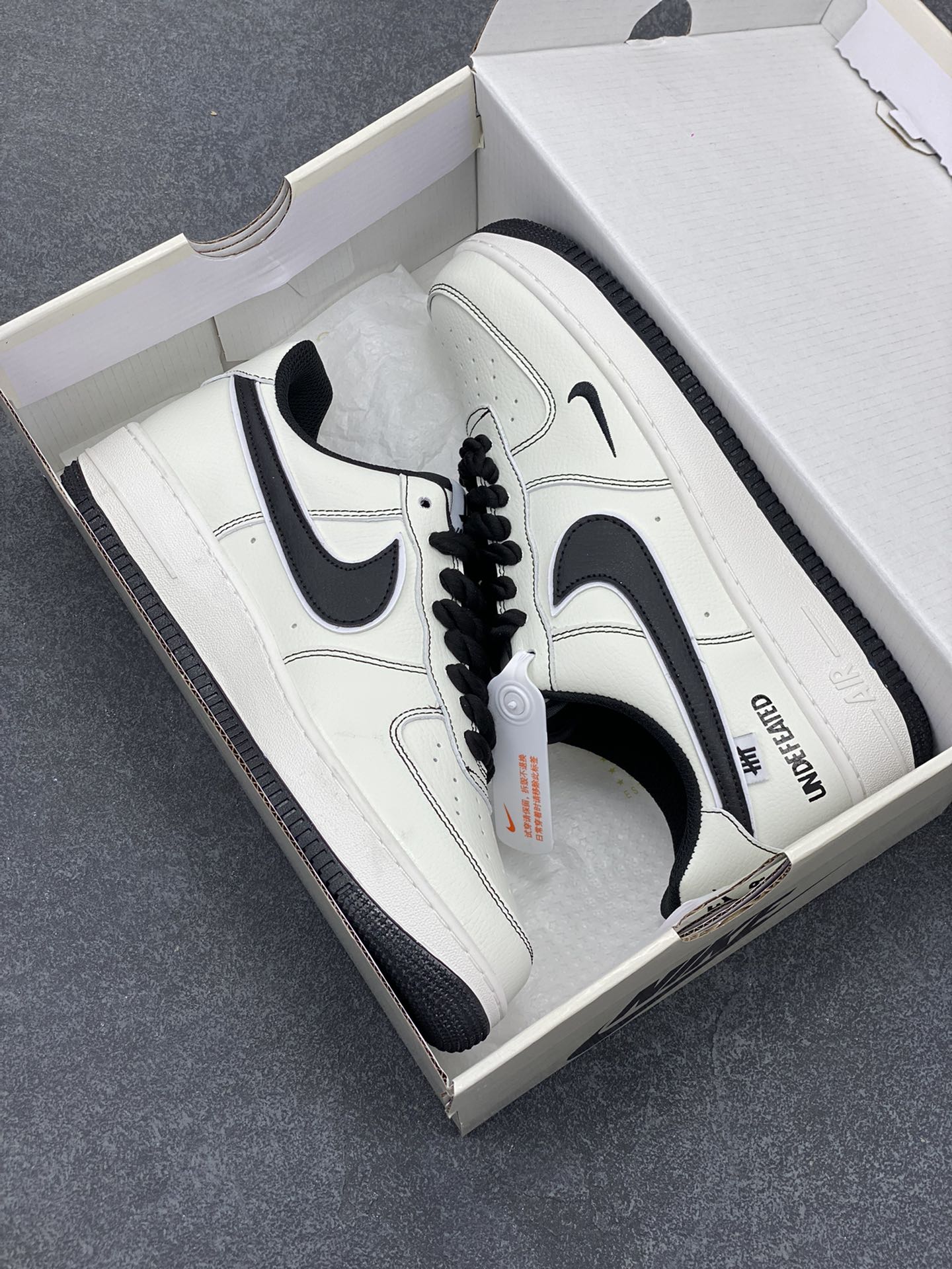 图片[9]-Nike Air Force 1 Low 空军一号低帮百搭休闲运动板鞋。柔软、弹性十足的缓震性能和出色的中底设计，横跨复古与现代的外型结合，造就出风靡全球三十多年的Force 1，直到今天还深受青睐。 货号： UT2023-201 尺码：36 36.5 37.5 38 38.5 39 40 40.5 41 42 42.5 43 44 44.5 45-选品中心