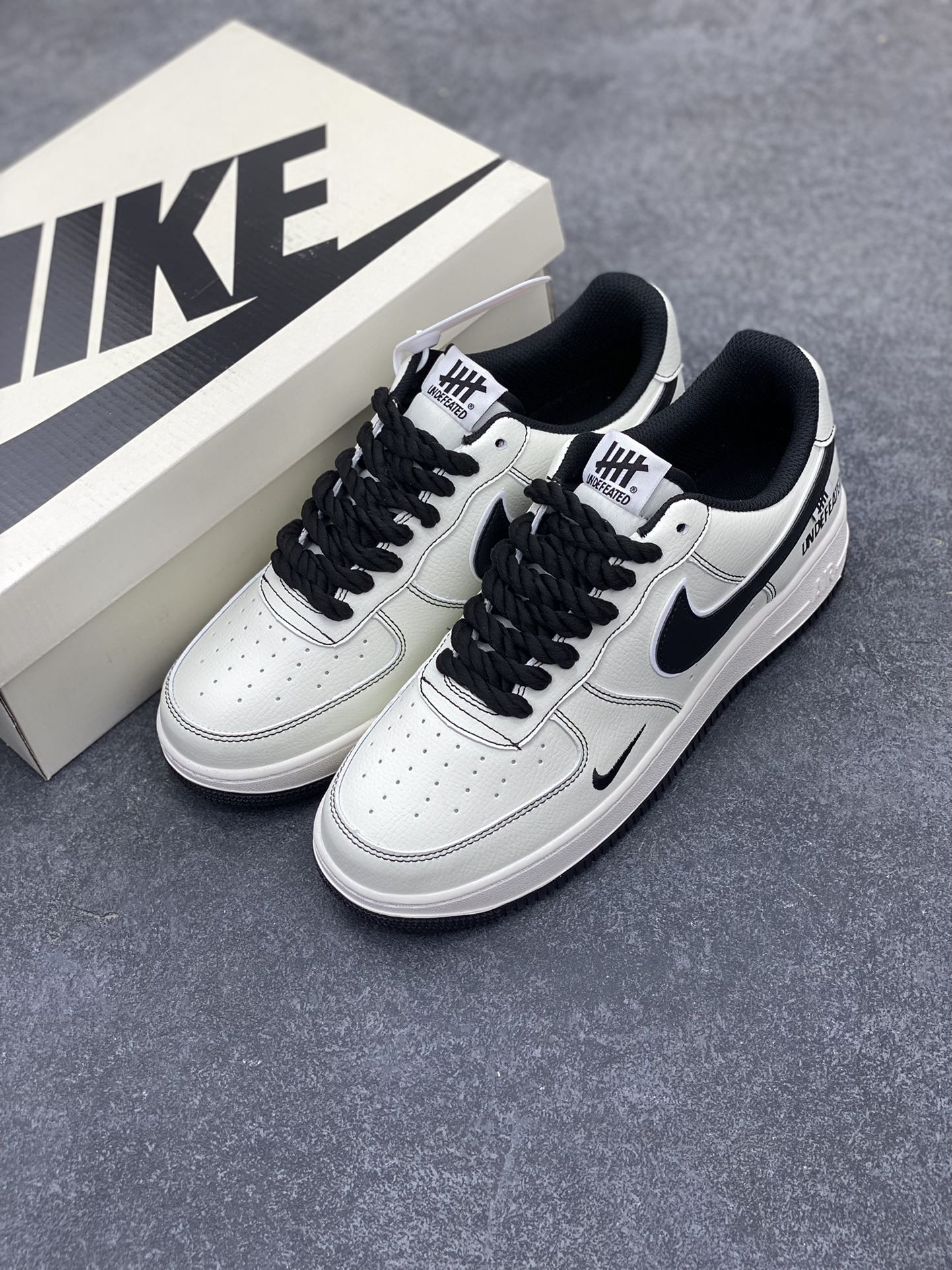 图片[8]-Nike Air Force 1 Low 空军一号低帮百搭休闲运动板鞋。柔软、弹性十足的缓震性能和出色的中底设计，横跨复古与现代的外型结合，造就出风靡全球三十多年的Force 1，直到今天还深受青睐。 货号： UT2023-201 尺码：36 36.5 37.5 38 38.5 39 40 40.5 41 42 42.5 43 44 44.5 45-选品中心