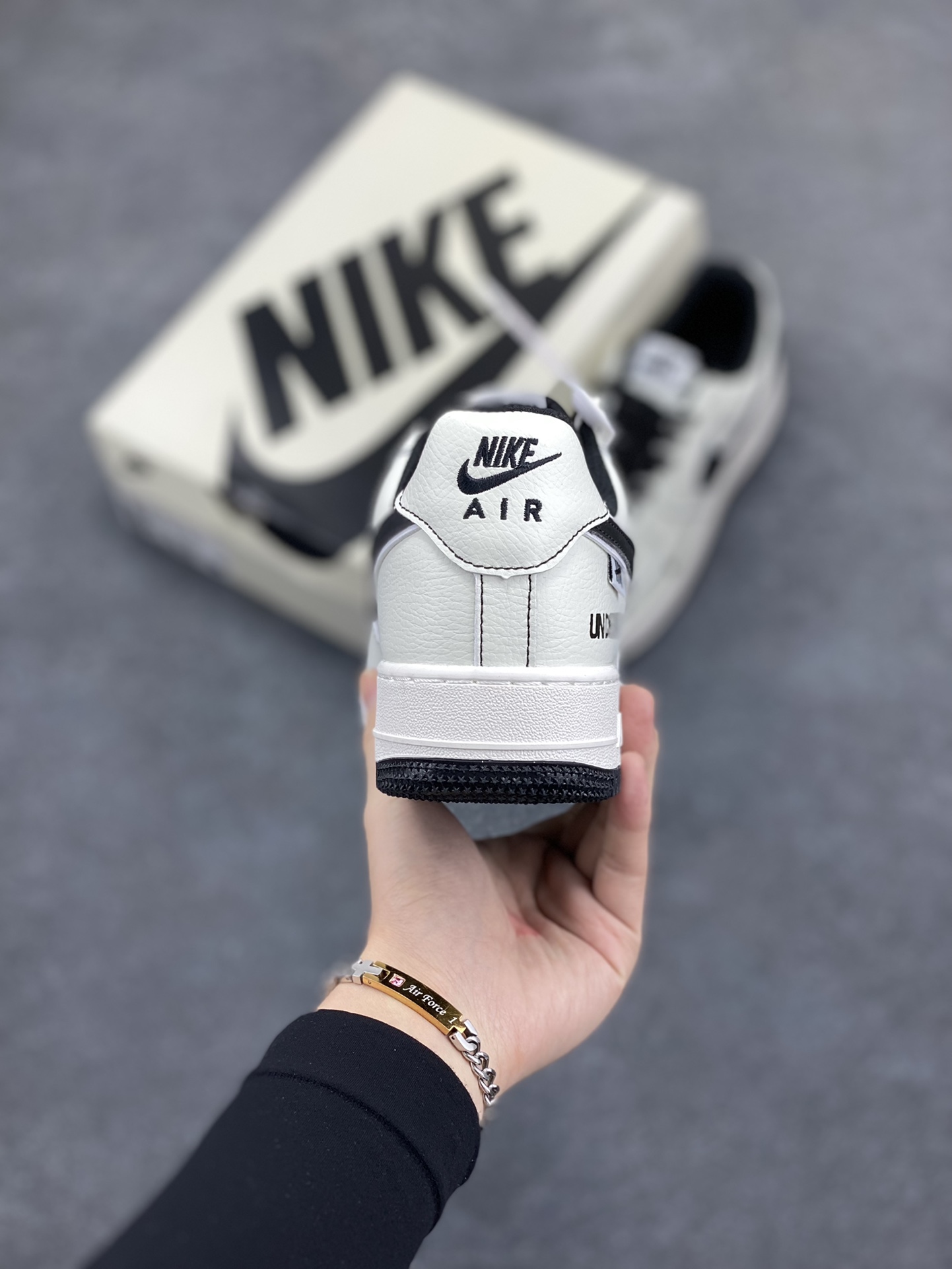 图片[4]-Nike Air Force 1 Low 空军一号低帮百搭休闲运动板鞋。柔软、弹性十足的缓震性能和出色的中底设计，横跨复古与现代的外型结合，造就出风靡全球三十多年的Force 1，直到今天还深受青睐。 货号： UT2023-201 尺码：36 36.5 37.5 38 38.5 39 40 40.5 41 42 42.5 43 44 44.5 45-选品中心
