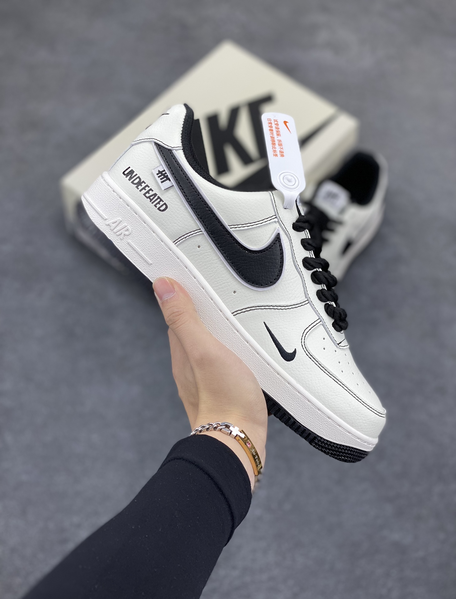 Nike Air Force 1 Low 空军一号低帮百搭休闲运动板鞋。柔软、弹性十足的缓震性能和出色的中底设计，横跨复古与现代的外型结合，造就出风靡全球三十多年的Force 1，直到今天还深受青睐。 货号： UT2023-201 尺码：36 36.5 37.5 38 38.5 39 40 40.5 41 42 42.5 43 44 44.5 45-选品中心