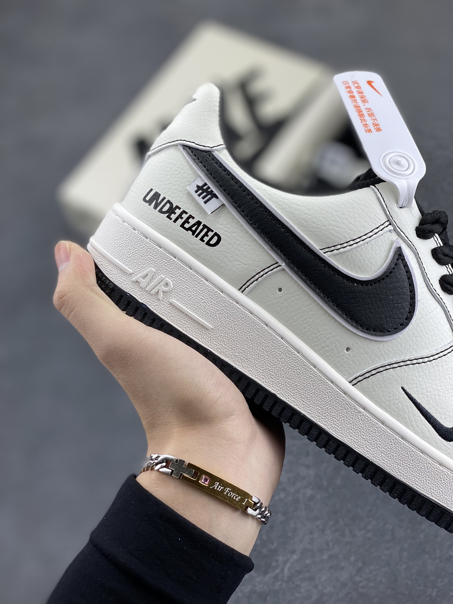 图片[6]-Nike Air Force 1 Low 空军一号低帮百搭休闲运动板鞋。柔软、弹性十足的缓震性能和出色的中底设计，横跨复古与现代的外型结合，造就出风靡全球三十多年的Force 1，直到今天还深受青睐。 货号： UT2023-201 尺码：36 36.5 37.5 38 38.5 39 40 40.5 41 42 42.5 43 44 44.5 45-选品中心