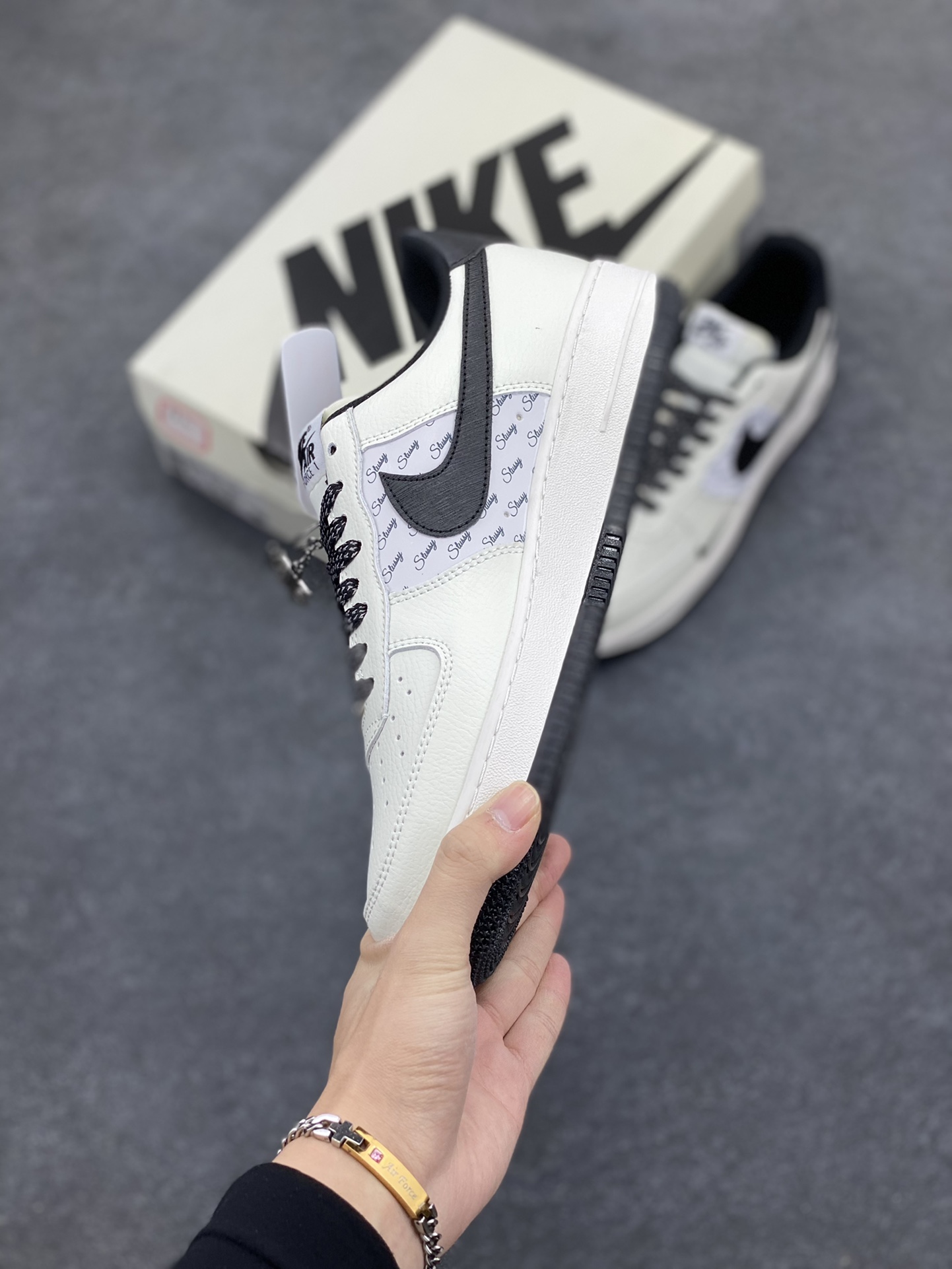 图片[3]-Nike Air Force 1 Low 空军一号低帮百搭休闲运动板鞋。柔软、弹性十足的缓震性能和出色的中底设计，横跨复古与现代的外型结合，造就出风靡全球三十多年的Force 1，直到今天还深受青睐。 货号：XZ3328-001 尺码：36 36.5 37.5 38 38.5 39 40 40.5 41 42 42.5 43 44 44.5 45-选品中心