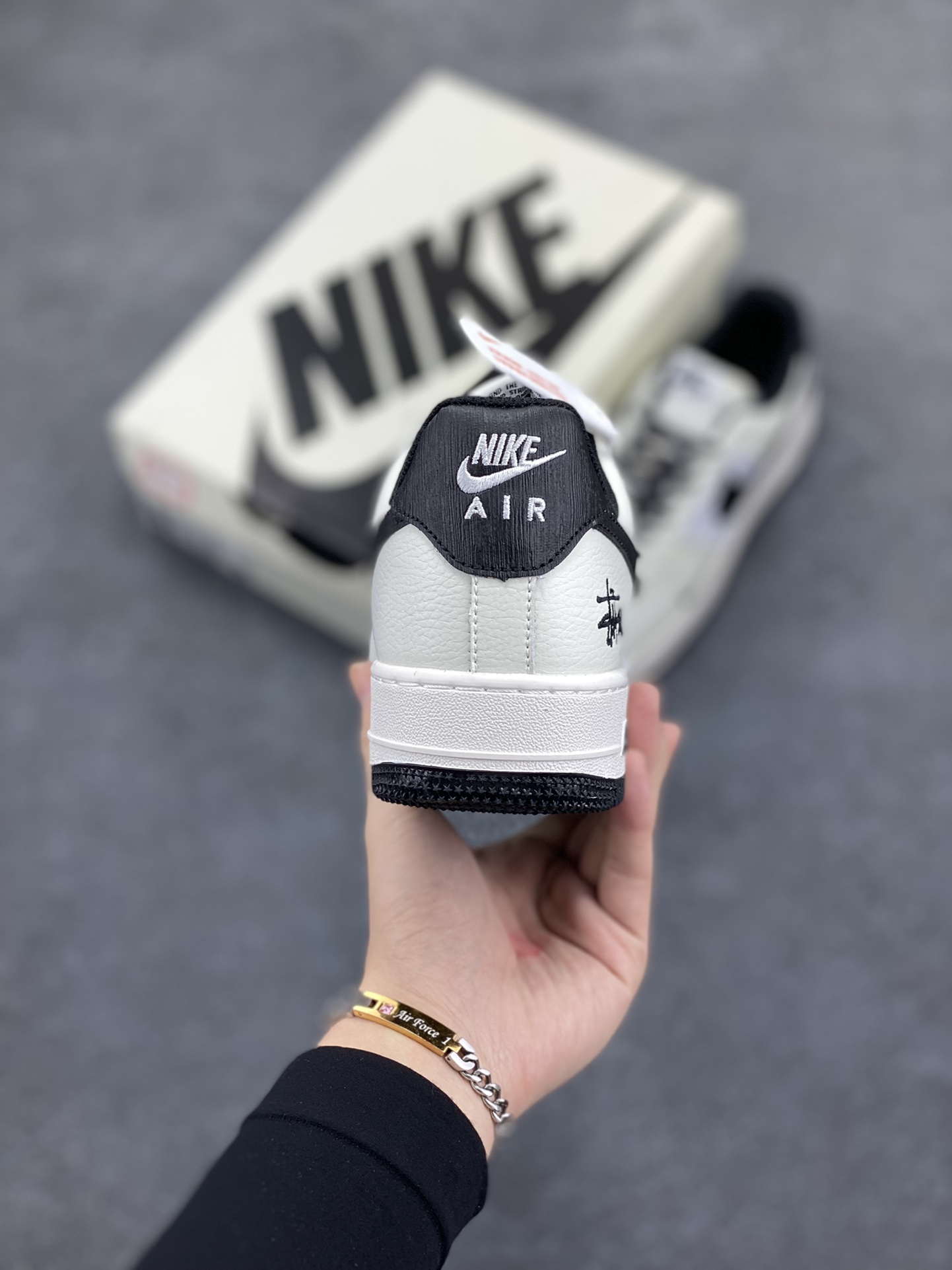 图片[4]-Nike Air Force 1 Low 空军一号低帮百搭休闲运动板鞋。柔软、弹性十足的缓震性能和出色的中底设计，横跨复古与现代的外型结合，造就出风靡全球三十多年的Force 1，直到今天还深受青睐。 货号：XZ3328-001 尺码：36 36.5 37.5 38 38.5 39 40 40.5 41 42 42.5 43 44 44.5 45-选品中心