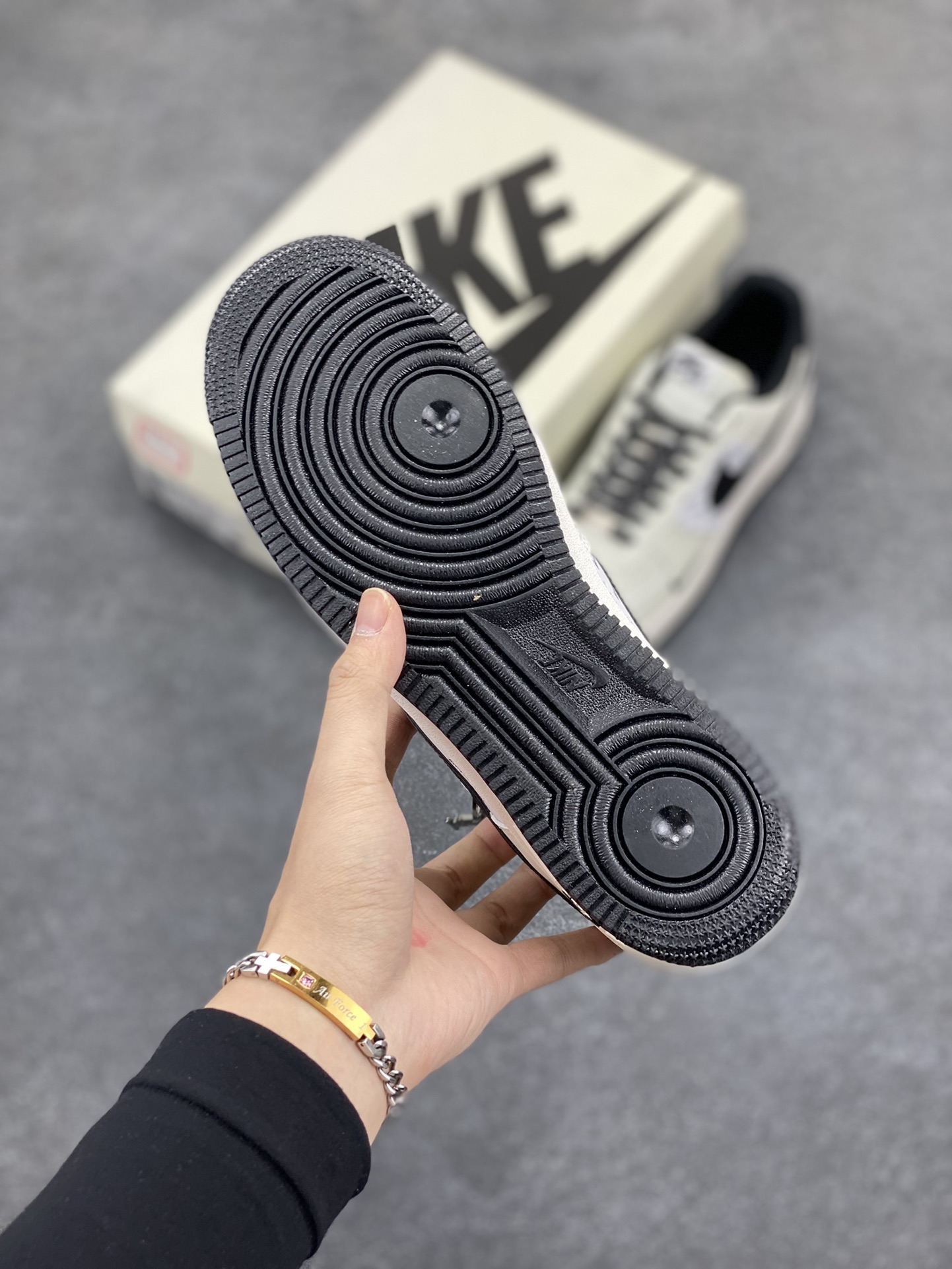 图片[5]-Nike Air Force 1 Low 空军一号低帮百搭休闲运动板鞋。柔软、弹性十足的缓震性能和出色的中底设计，横跨复古与现代的外型结合，造就出风靡全球三十多年的Force 1，直到今天还深受青睐。 货号：XZ3328-001 尺码：36 36.5 37.5 38 38.5 39 40 40.5 41 42 42.5 43 44 44.5 45-选品中心