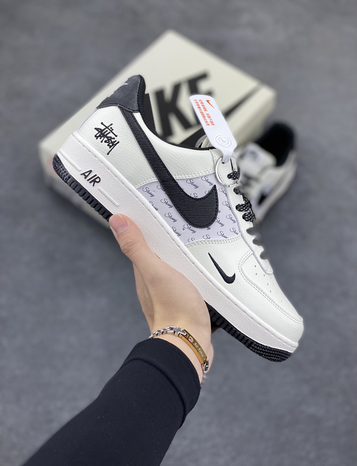 Nike Air Force 1 Low 空军一号低帮百搭休闲运动板鞋。柔软、弹性十足的缓震性能和出色的中底设计，横跨复古与现代的外型结合，造就出风靡全球三十多年的Force 1，直到今天还深受青睐。 货号：XZ3328-001 尺码：36 36.5 37.5 38 38.5 39 40 40.5 41 42 42.5 43 44 44.5 45-选品中心