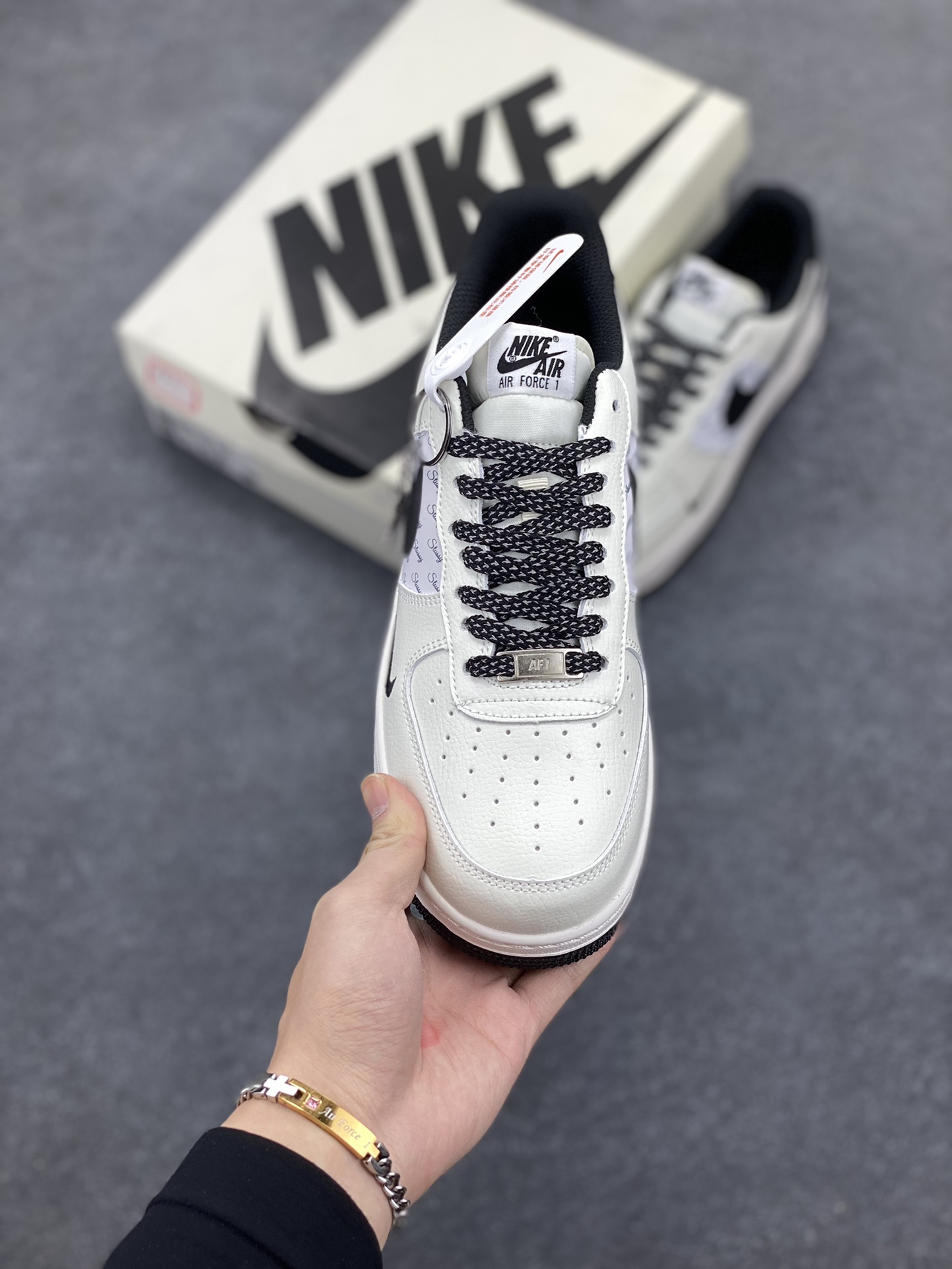 图片[2]-Nike Air Force 1 Low 空军一号低帮百搭休闲运动板鞋。柔软、弹性十足的缓震性能和出色的中底设计，横跨复古与现代的外型结合，造就出风靡全球三十多年的Force 1，直到今天还深受青睐。 货号：XZ3328-001 尺码：36 36.5 37.5 38 38.5 39 40 40.5 41 42 42.5 43 44 44.5 45-选品中心