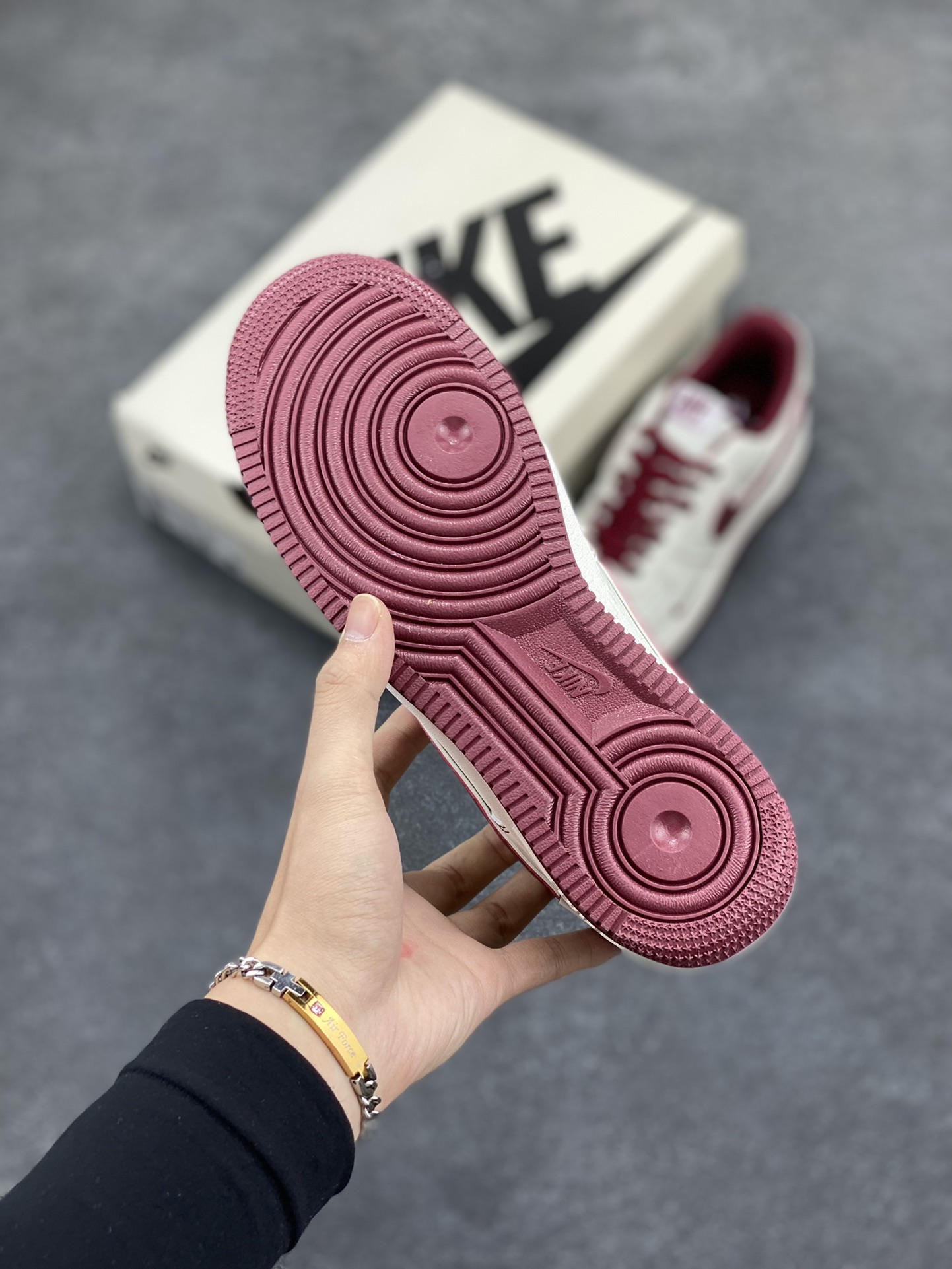 图片[6]-Nike Air Force 1 Low 空军一号低帮百搭休闲运动板鞋。柔软、弹性十足的缓震性能和出色的中底设计，横跨复古与现代的外型结合，造就出风靡全球三十多年的Force 1，直到今天还深受青睐。 货号： UT2023-206 尺码：36 36.5 37.5 38 38.5 39 40 40.5 41 42 42.5 43 44 44.5 45-选品中心