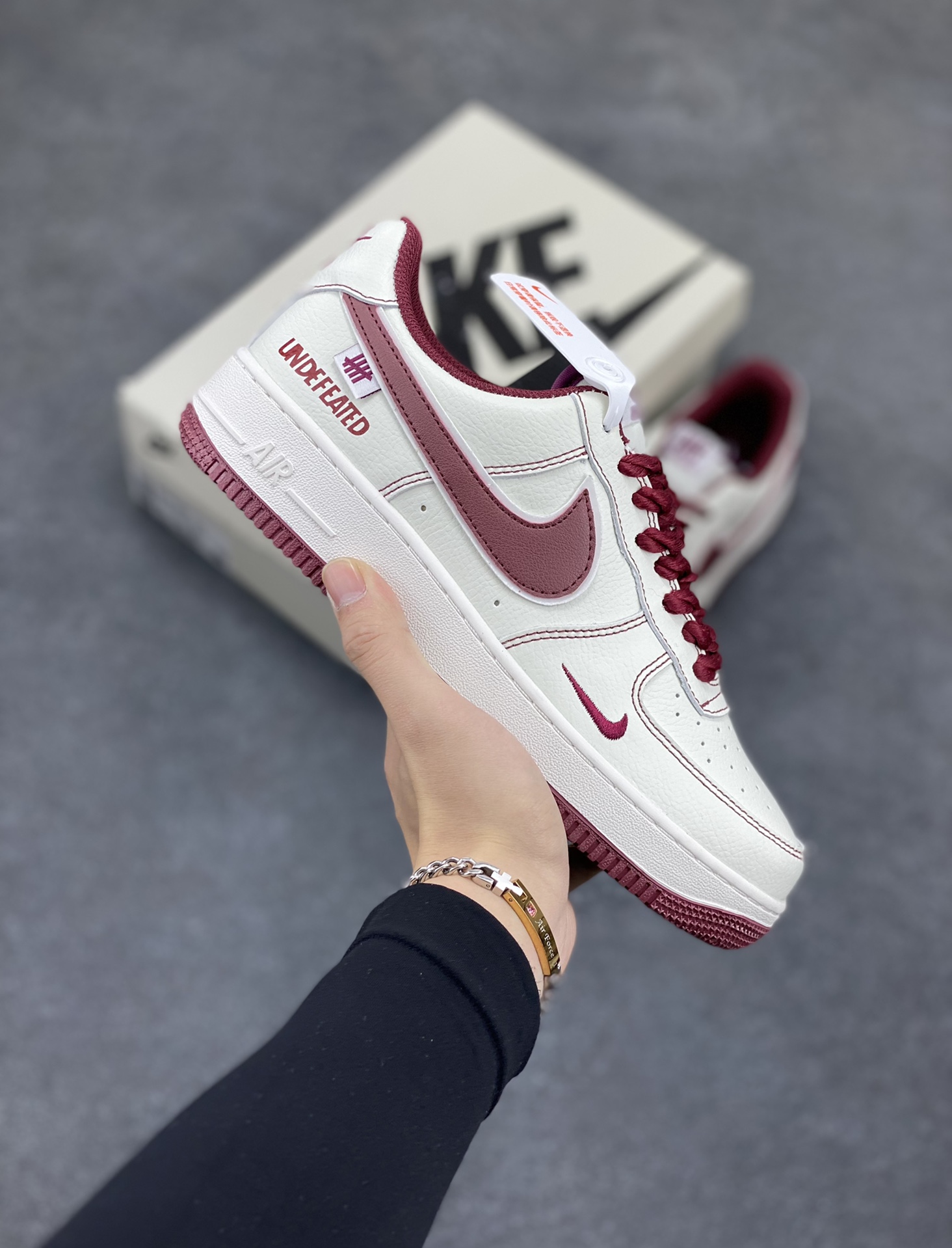 Nike Air Force 1 Low 空军一号低帮百搭休闲运动板鞋。柔软、弹性十足的缓震性能和出色的中底设计，横跨复古与现代的外型结合，造就出风靡全球三十多年的Force 1，直到今天还深受青睐。 货号： UT2023-206 尺码：36 36.5 37.5 38 38.5 39 40 40.5 41 42 42.5 43 44 44.5 45-选品中心