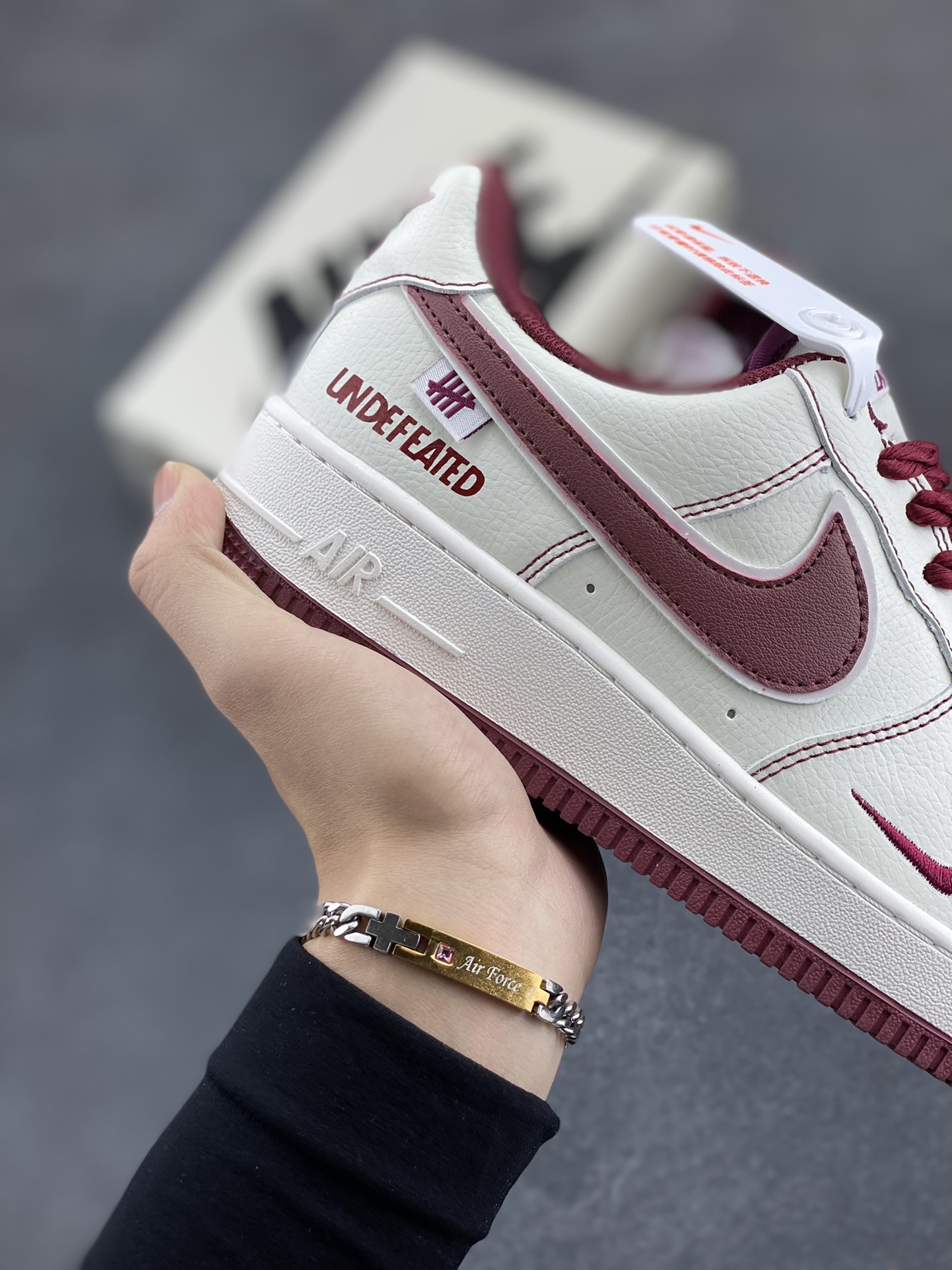 图片[5]-Nike Air Force 1 Low 空军一号低帮百搭休闲运动板鞋。柔软、弹性十足的缓震性能和出色的中底设计，横跨复古与现代的外型结合，造就出风靡全球三十多年的Force 1，直到今天还深受青睐。 货号： UT2023-206 尺码：36 36.5 37.5 38 38.5 39 40 40.5 41 42 42.5 43 44 44.5 45-选品中心