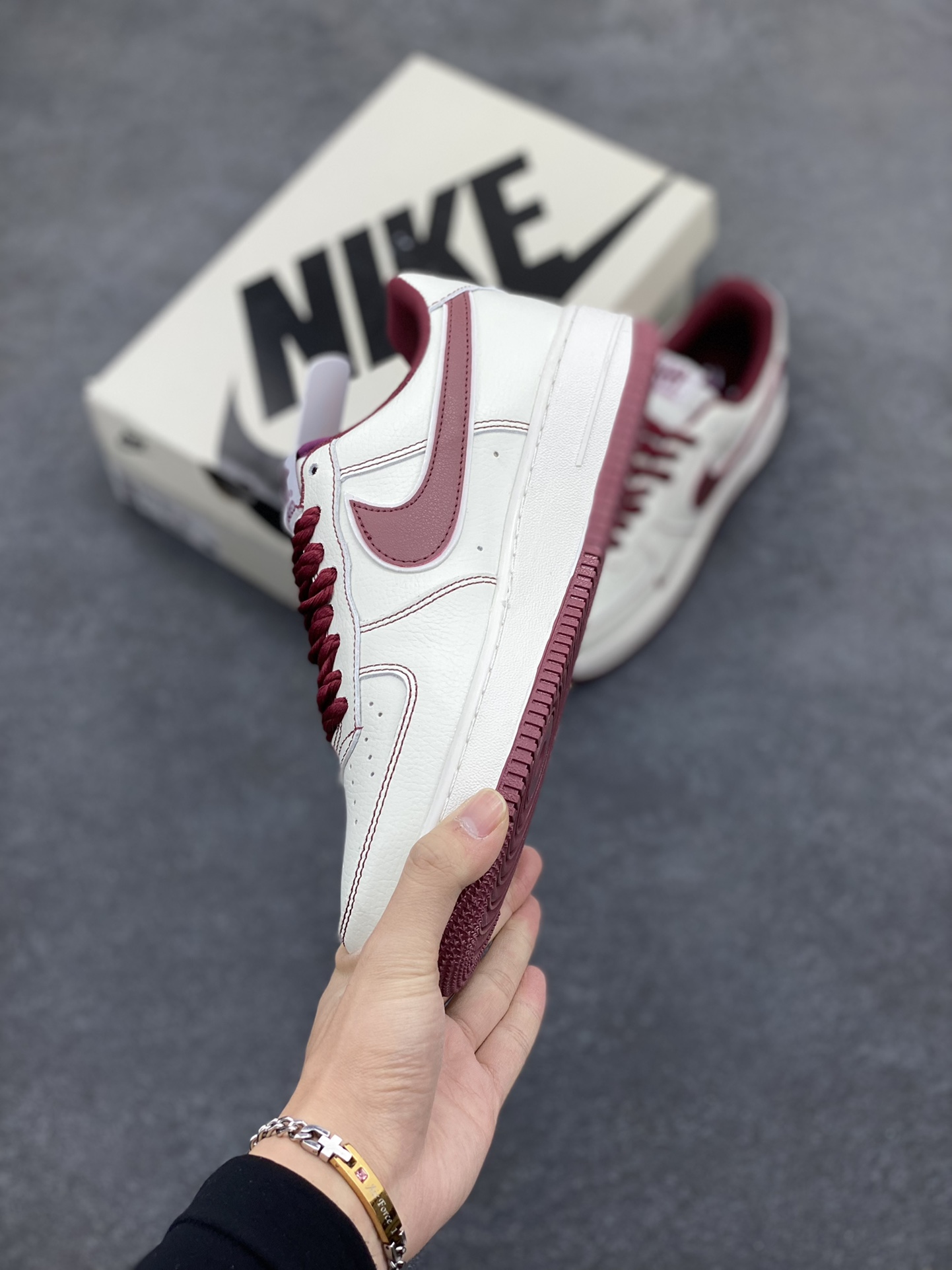 图片[3]-Nike Air Force 1 Low 空军一号低帮百搭休闲运动板鞋。柔软、弹性十足的缓震性能和出色的中底设计，横跨复古与现代的外型结合，造就出风靡全球三十多年的Force 1，直到今天还深受青睐。 货号： UT2023-206 尺码：36 36.5 37.5 38 38.5 39 40 40.5 41 42 42.5 43 44 44.5 45-选品中心