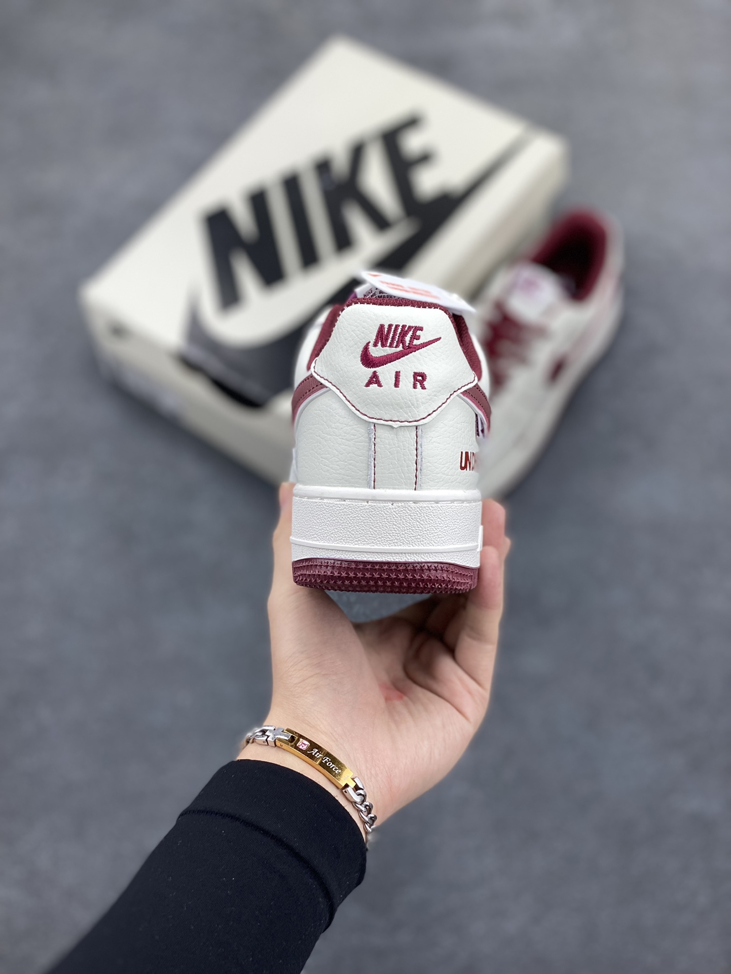 图片[4]-Nike Air Force 1 Low 空军一号低帮百搭休闲运动板鞋。柔软、弹性十足的缓震性能和出色的中底设计，横跨复古与现代的外型结合，造就出风靡全球三十多年的Force 1，直到今天还深受青睐。 货号： UT2023-206 尺码：36 36.5 37.5 38 38.5 39 40 40.5 41 42 42.5 43 44 44.5 45-选品中心