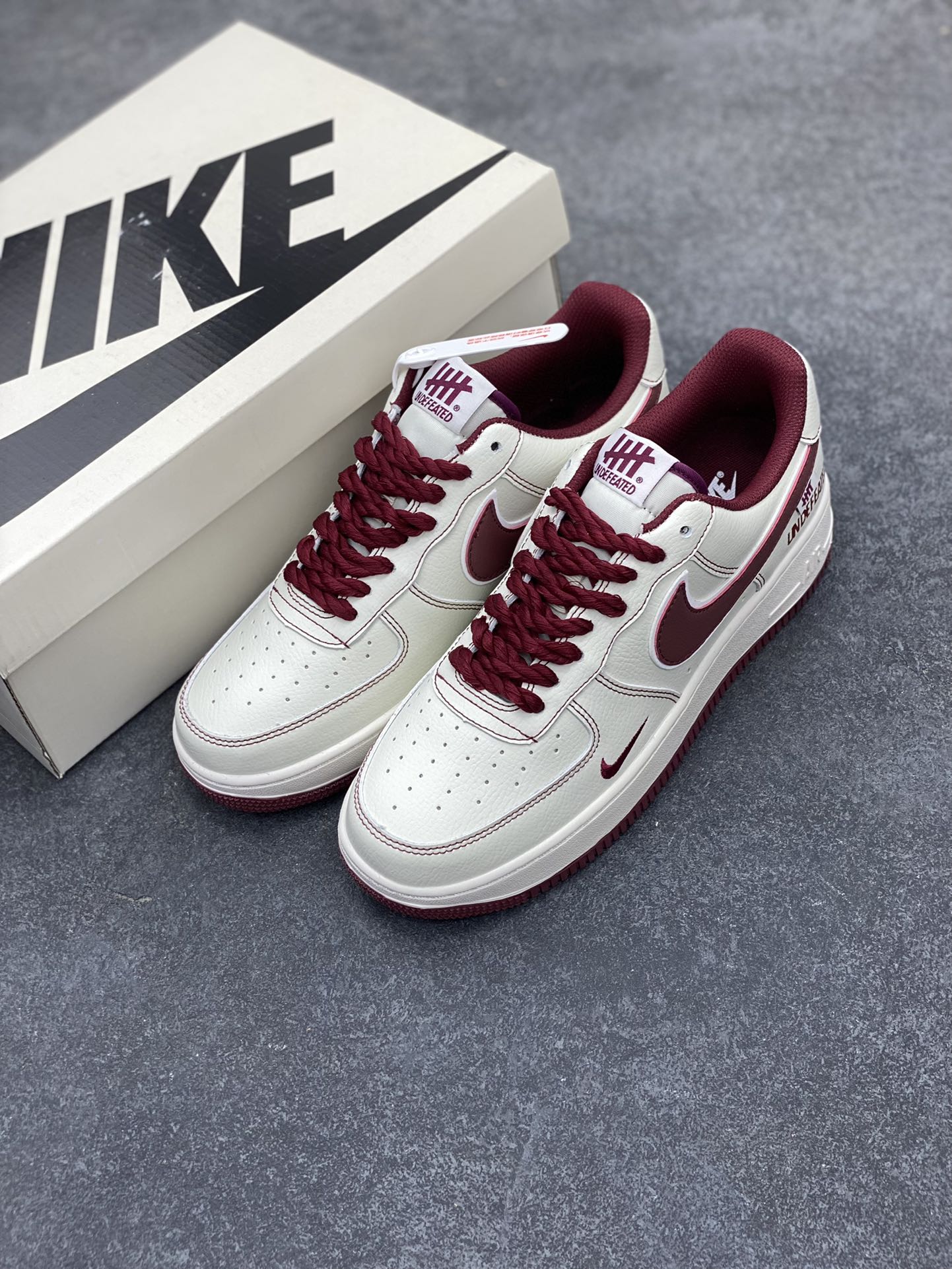 图片[8]-Nike Air Force 1 Low 空军一号低帮百搭休闲运动板鞋。柔软、弹性十足的缓震性能和出色的中底设计，横跨复古与现代的外型结合，造就出风靡全球三十多年的Force 1，直到今天还深受青睐。 货号： UT2023-206 尺码：36 36.5 37.5 38 38.5 39 40 40.5 41 42 42.5 43 44 44.5 45-选品中心