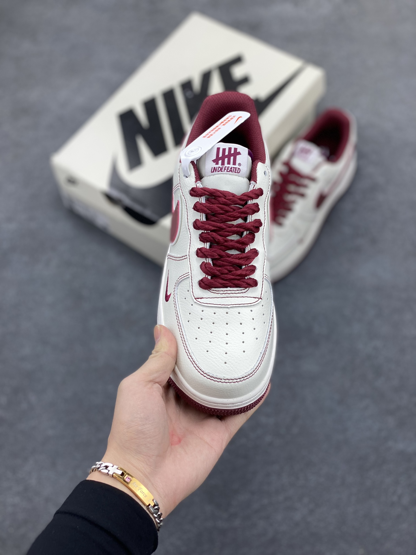 图片[2]-Nike Air Force 1 Low 空军一号低帮百搭休闲运动板鞋。柔软、弹性十足的缓震性能和出色的中底设计，横跨复古与现代的外型结合，造就出风靡全球三十多年的Force 1，直到今天还深受青睐。 货号： UT2023-206 尺码：36 36.5 37.5 38 38.5 39 40 40.5 41 42 42.5 43 44 44.5 45-选品中心