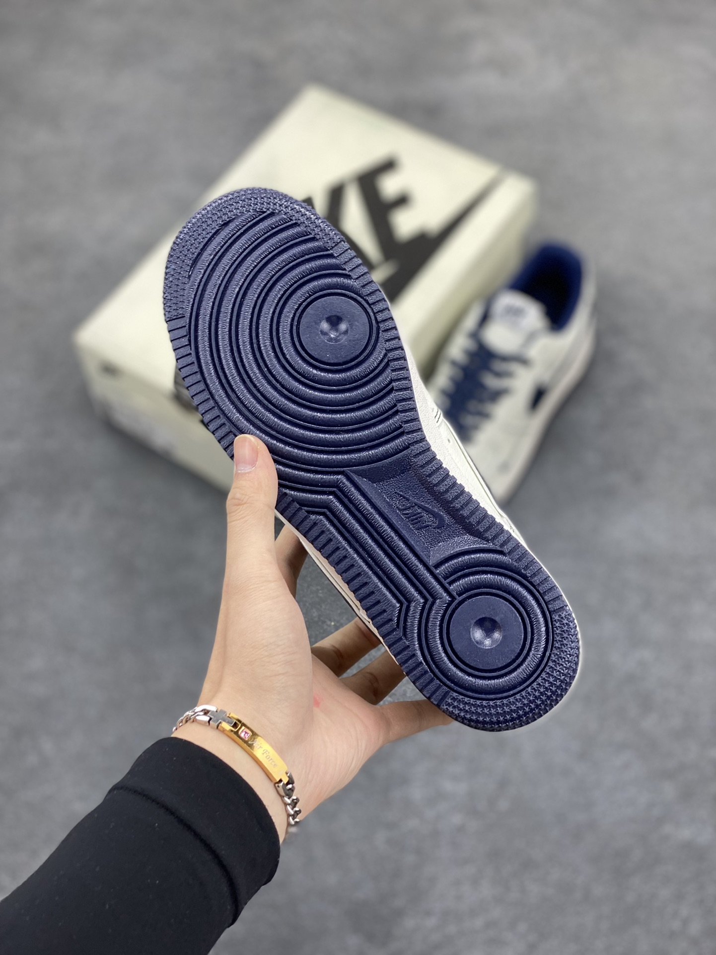 图片[5]-Nike Air Force 1 Low 空军一号低帮百搭休闲运动板鞋。柔软、弹性十足的缓震性能和出色的中底设计，横跨复古与现代的外型结合，造就出风靡全球三十多年的Force 1，直到今天还深受青睐。 货号： UT2023-205 尺码：36 36.5 37.5 38 38.5 39 40 40.5 41 42 42.5 43 44 44.5 45-选品中心