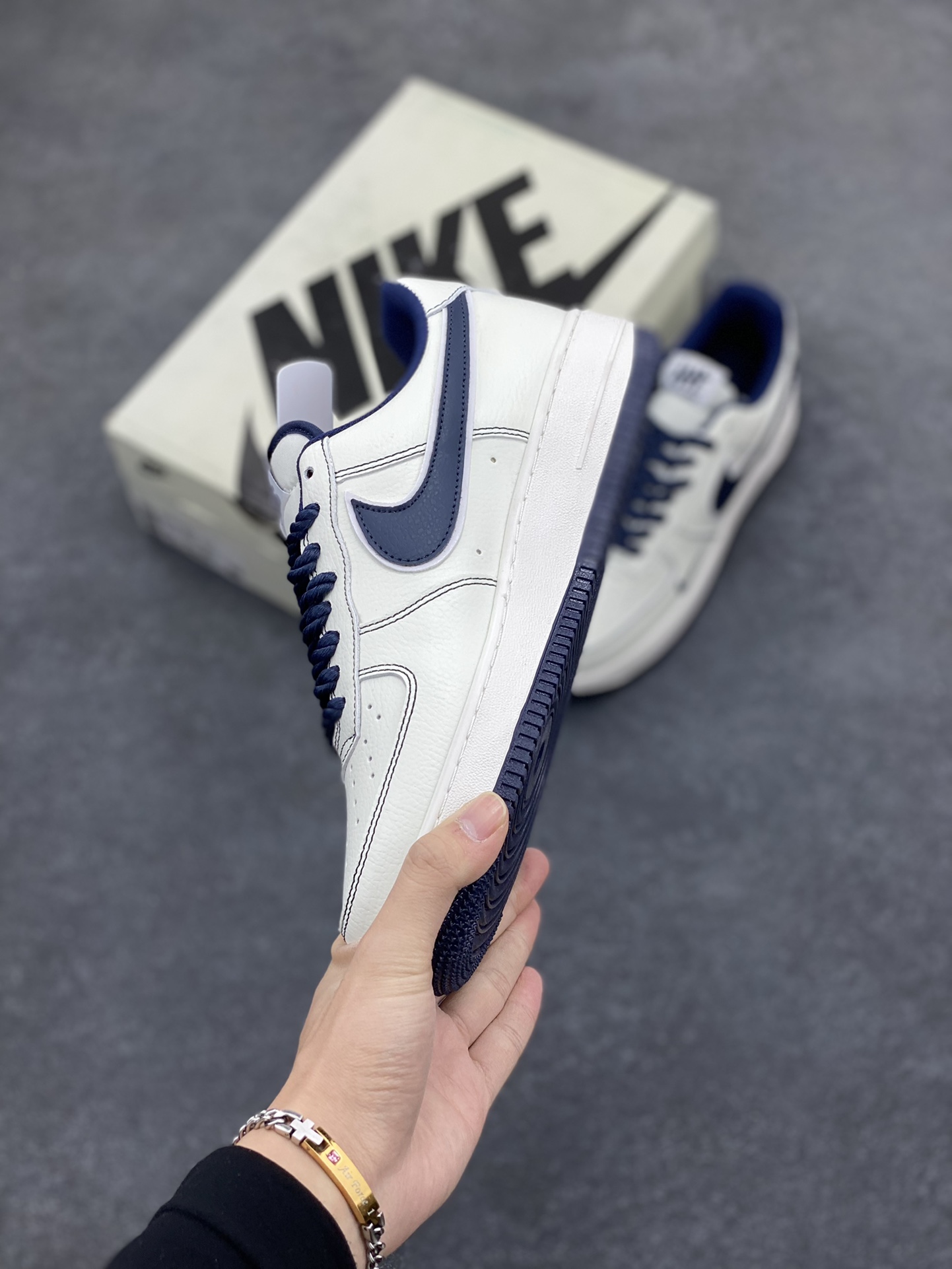 图片[3]-Nike Air Force 1 Low 空军一号低帮百搭休闲运动板鞋。柔软、弹性十足的缓震性能和出色的中底设计，横跨复古与现代的外型结合，造就出风靡全球三十多年的Force 1，直到今天还深受青睐。 货号： UT2023-205 尺码：36 36.5 37.5 38 38.5 39 40 40.5 41 42 42.5 43 44 44.5 45-选品中心