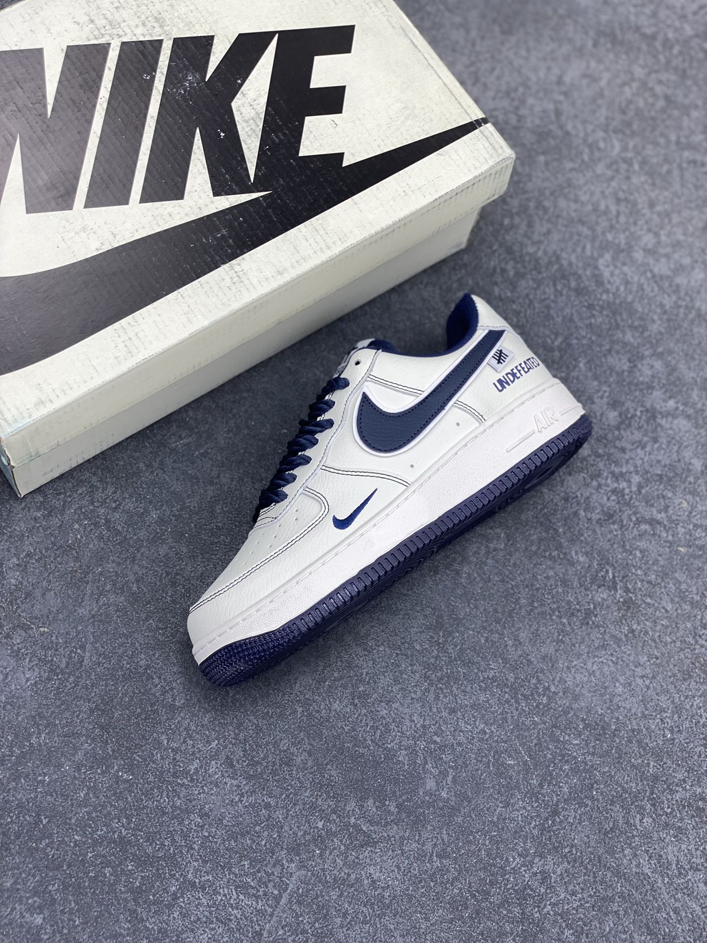 图片[7]-Nike Air Force 1 Low 空军一号低帮百搭休闲运动板鞋。柔软、弹性十足的缓震性能和出色的中底设计，横跨复古与现代的外型结合，造就出风靡全球三十多年的Force 1，直到今天还深受青睐。 货号： UT2023-205 尺码：36 36.5 37.5 38 38.5 39 40 40.5 41 42 42.5 43 44 44.5 45-选品中心