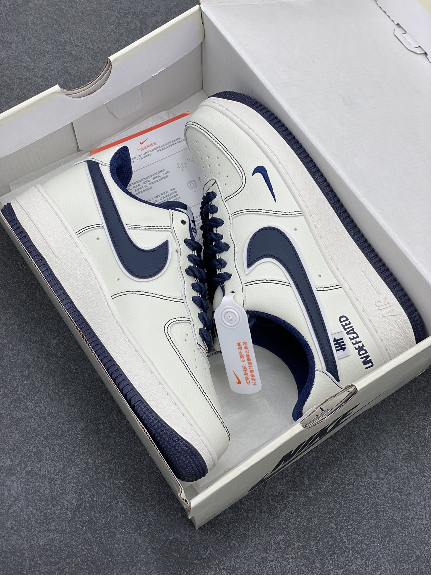 图片[9]-Nike Air Force 1 Low 空军一号低帮百搭休闲运动板鞋。柔软、弹性十足的缓震性能和出色的中底设计，横跨复古与现代的外型结合，造就出风靡全球三十多年的Force 1，直到今天还深受青睐。 货号： UT2023-205 尺码：36 36.5 37.5 38 38.5 39 40 40.5 41 42 42.5 43 44 44.5 45-选品中心