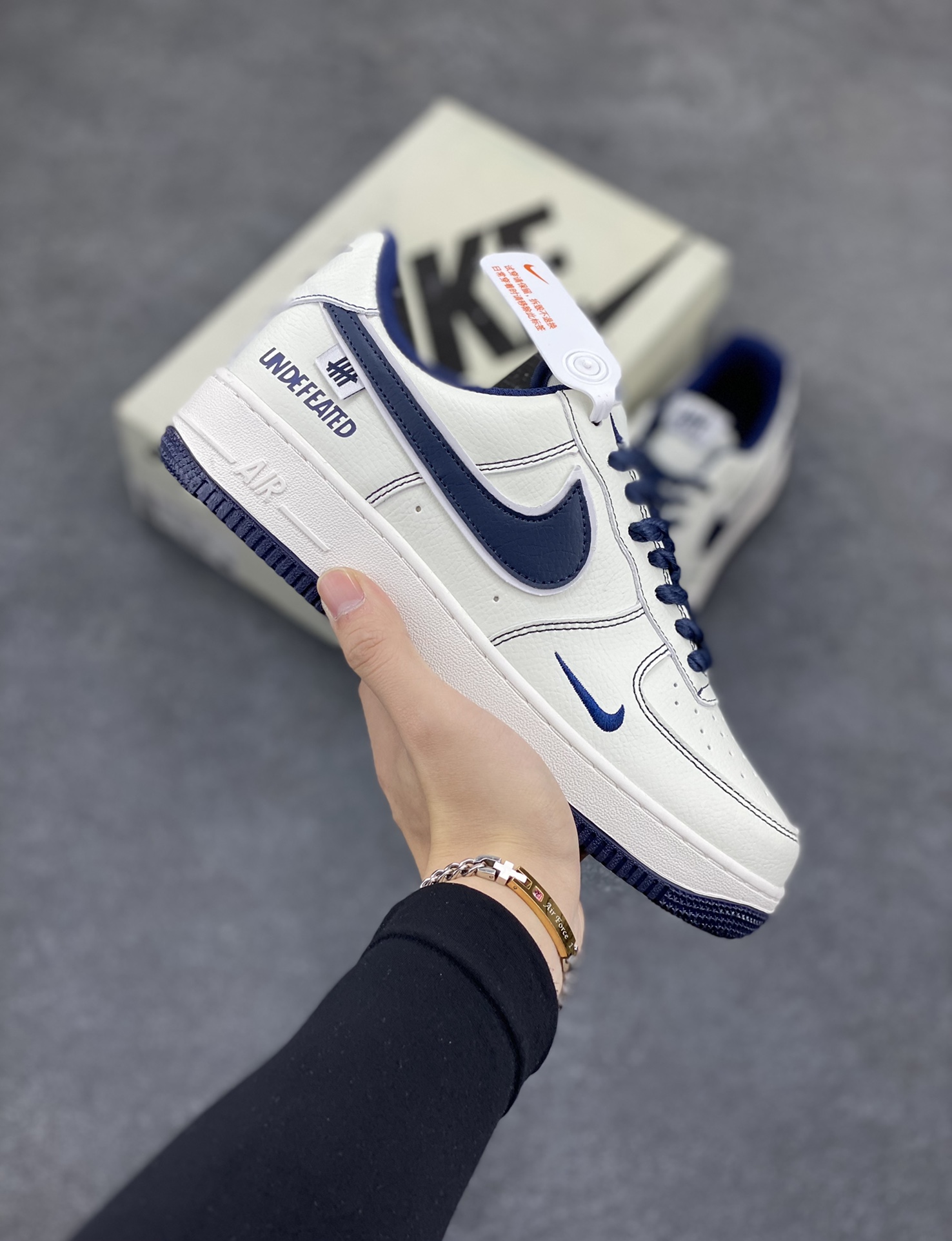 Nike Air Force 1 Low 空军一号低帮百搭休闲运动板鞋。柔软、弹性十足的缓震性能和出色的中底设计,横跨复古与现代的外型结合,造就出风靡全球三十多年的Force 1,直到今天还深受青睐。 货号: UT2023-205 尺码:36 36.5 37.5 38 38.5 39 40 40.5 41 42 42.5 43 44 44.5 45-选品中心