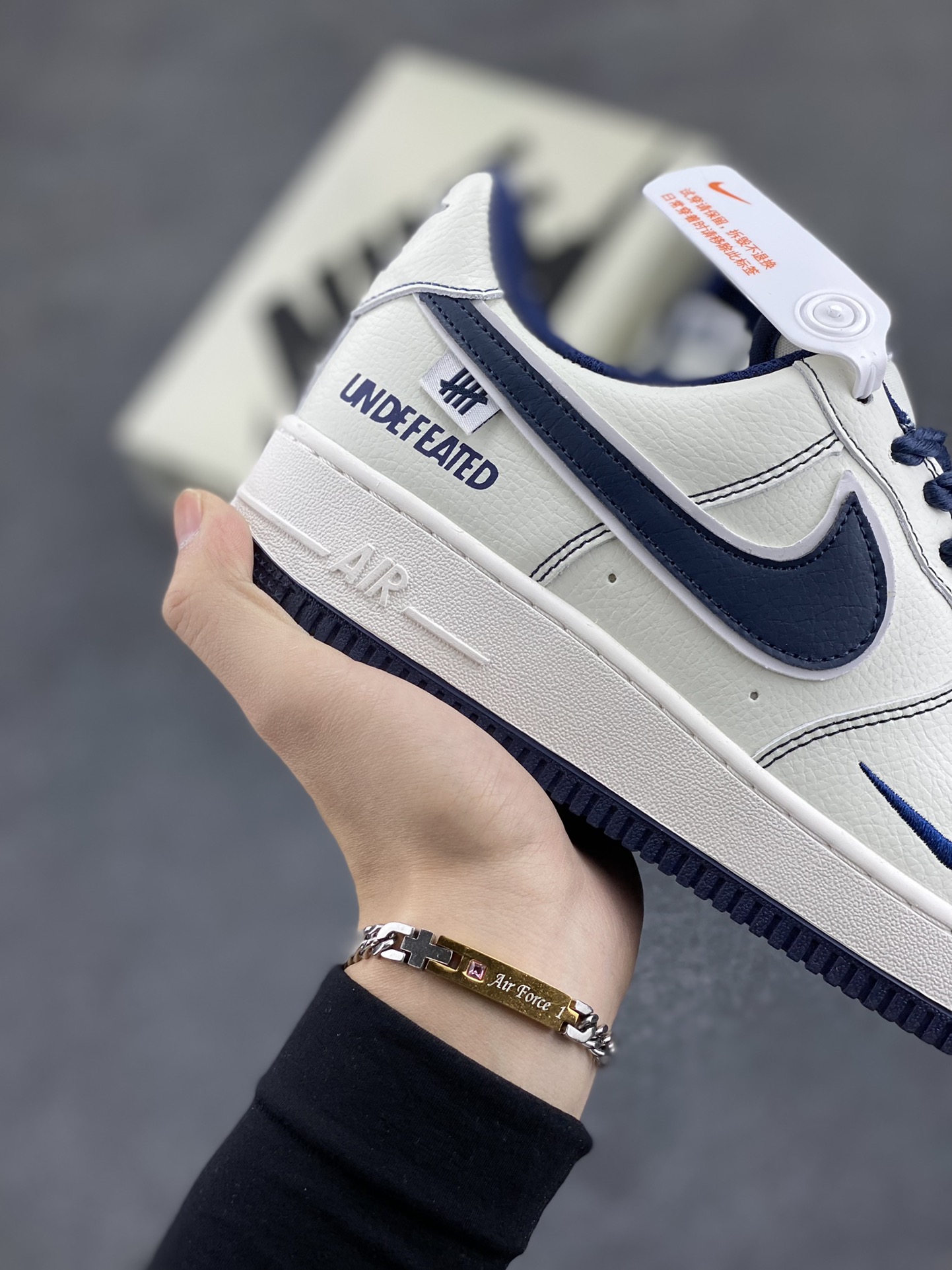 图片[6]-Nike Air Force 1 Low 空军一号低帮百搭休闲运动板鞋。柔软、弹性十足的缓震性能和出色的中底设计，横跨复古与现代的外型结合，造就出风靡全球三十多年的Force 1，直到今天还深受青睐。 货号： UT2023-205 尺码：36 36.5 37.5 38 38.5 39 40 40.5 41 42 42.5 43 44 44.5 45-选品中心