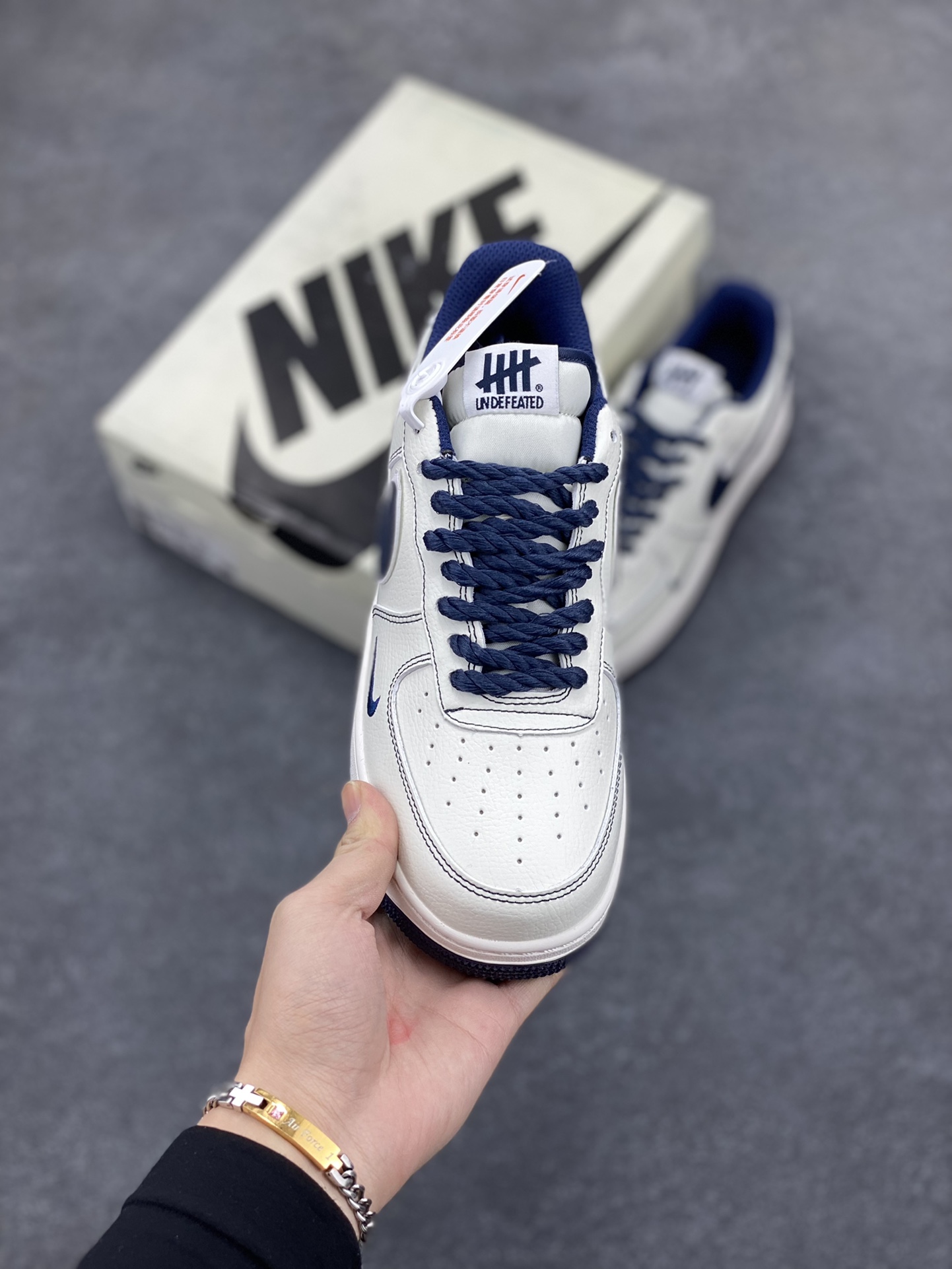 图片[2]-Nike Air Force 1 Low 空军一号低帮百搭休闲运动板鞋。柔软、弹性十足的缓震性能和出色的中底设计，横跨复古与现代的外型结合，造就出风靡全球三十多年的Force 1，直到今天还深受青睐。 货号： UT2023-205 尺码：36 36.5 37.5 38 38.5 39 40 40.5 41 42 42.5 43 44 44.5 45-选品中心