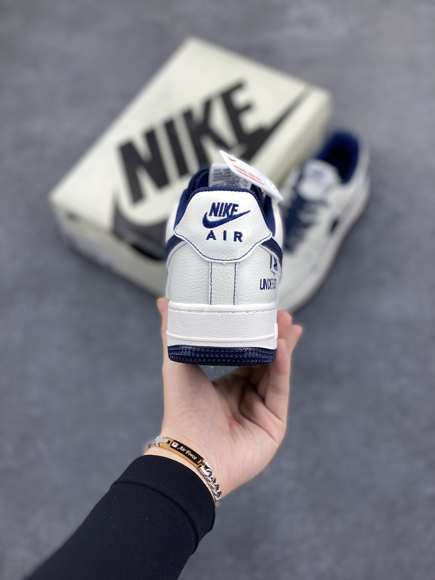 图片[4]-Nike Air Force 1 Low 空军一号低帮百搭休闲运动板鞋。柔软、弹性十足的缓震性能和出色的中底设计，横跨复古与现代的外型结合，造就出风靡全球三十多年的Force 1，直到今天还深受青睐。 货号： UT2023-205 尺码：36 36.5 37.5 38 38.5 39 40 40.5 41 42 42.5 43 44 44.5 45-选品中心