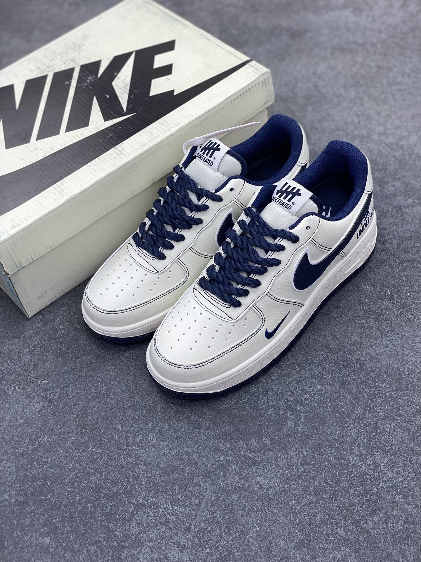 图片[8]-Nike Air Force 1 Low 空军一号低帮百搭休闲运动板鞋。柔软、弹性十足的缓震性能和出色的中底设计，横跨复古与现代的外型结合，造就出风靡全球三十多年的Force 1，直到今天还深受青睐。 货号： UT2023-205 尺码：36 36.5 37.5 38 38.5 39 40 40.5 41 42 42.5 43 44 44.5 45-选品中心