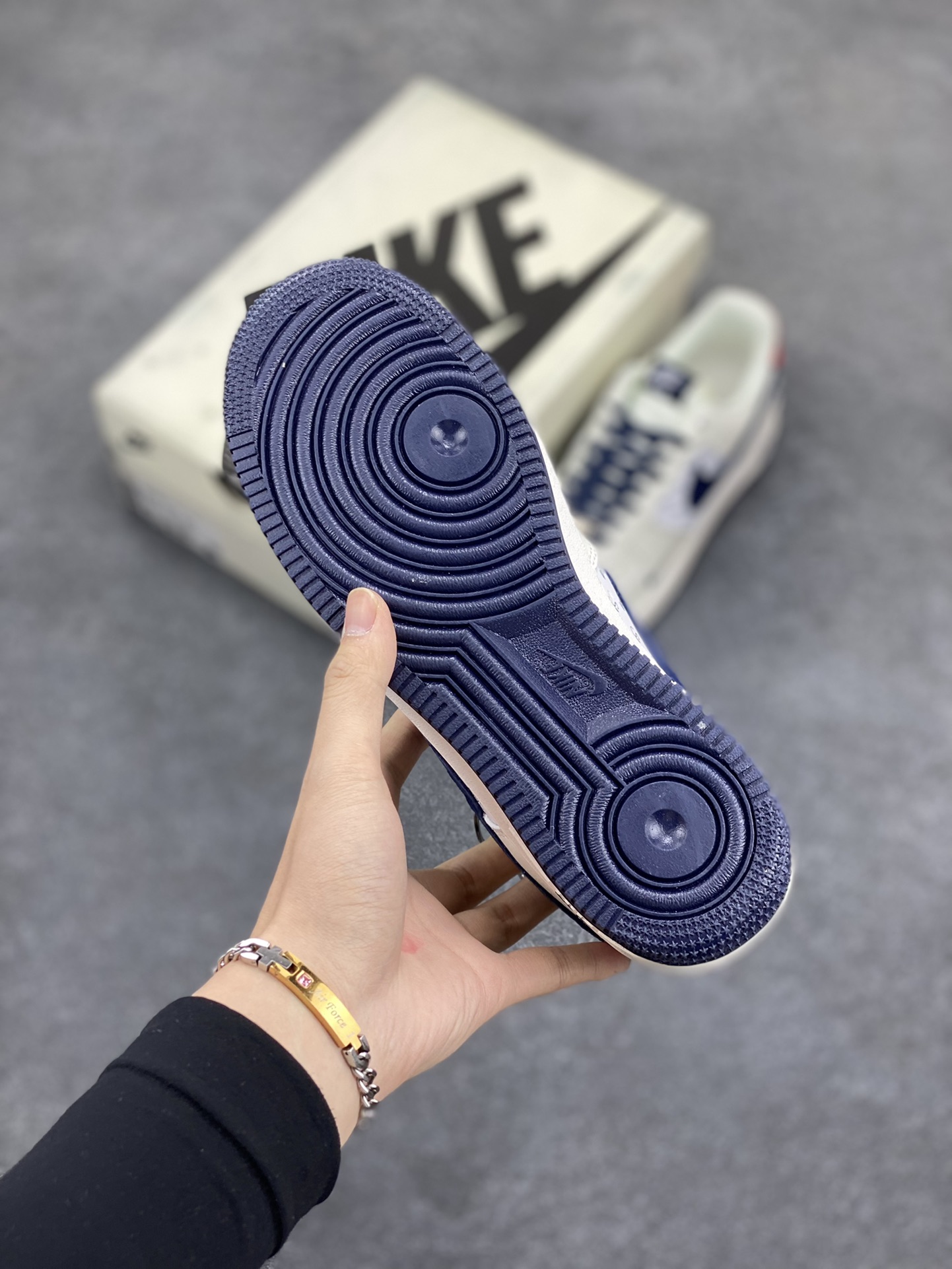 图片[5]-Nike Air Force 1 Low 空军一号低帮百搭休闲运动板鞋。柔软、弹性十足的缓震性能和出色的中底设计，横跨复古与现代的外型结合，造就出风靡全球三十多年的Force 1，直到今天还深受青睐。 货号： XZ3318-566 尺码：36 36.5 37.5 38 38.5 39 40 40.5 41 42 42.5 43 44 44.5 45-选品中心