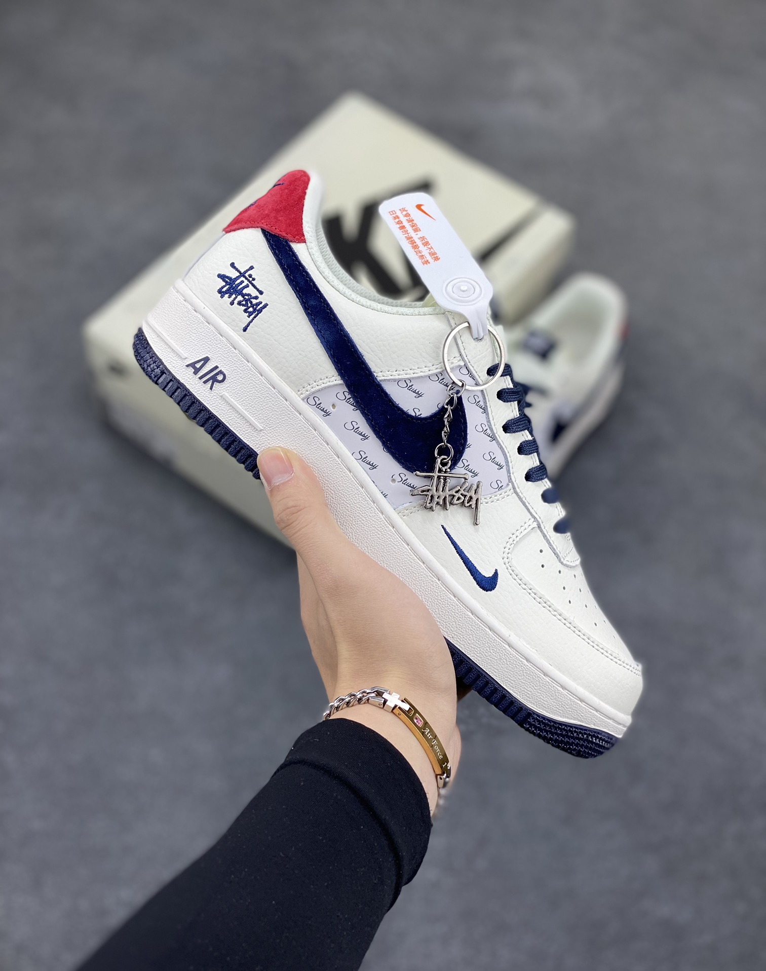 Nike Air Force 1 Low 空军一号低帮百搭休闲运动板鞋。柔软、弹性十足的缓震性能和出色的中底设计,横跨复古与现代的外型结合,造就出风靡全球三十多年的Force 1,直到今天还深受青睐。 货号: XZ3318-566 尺码:36 36.5 37.5 38 38.5 39 40 40.5 41 42 42.5 43 44 44.5 45-选品中心