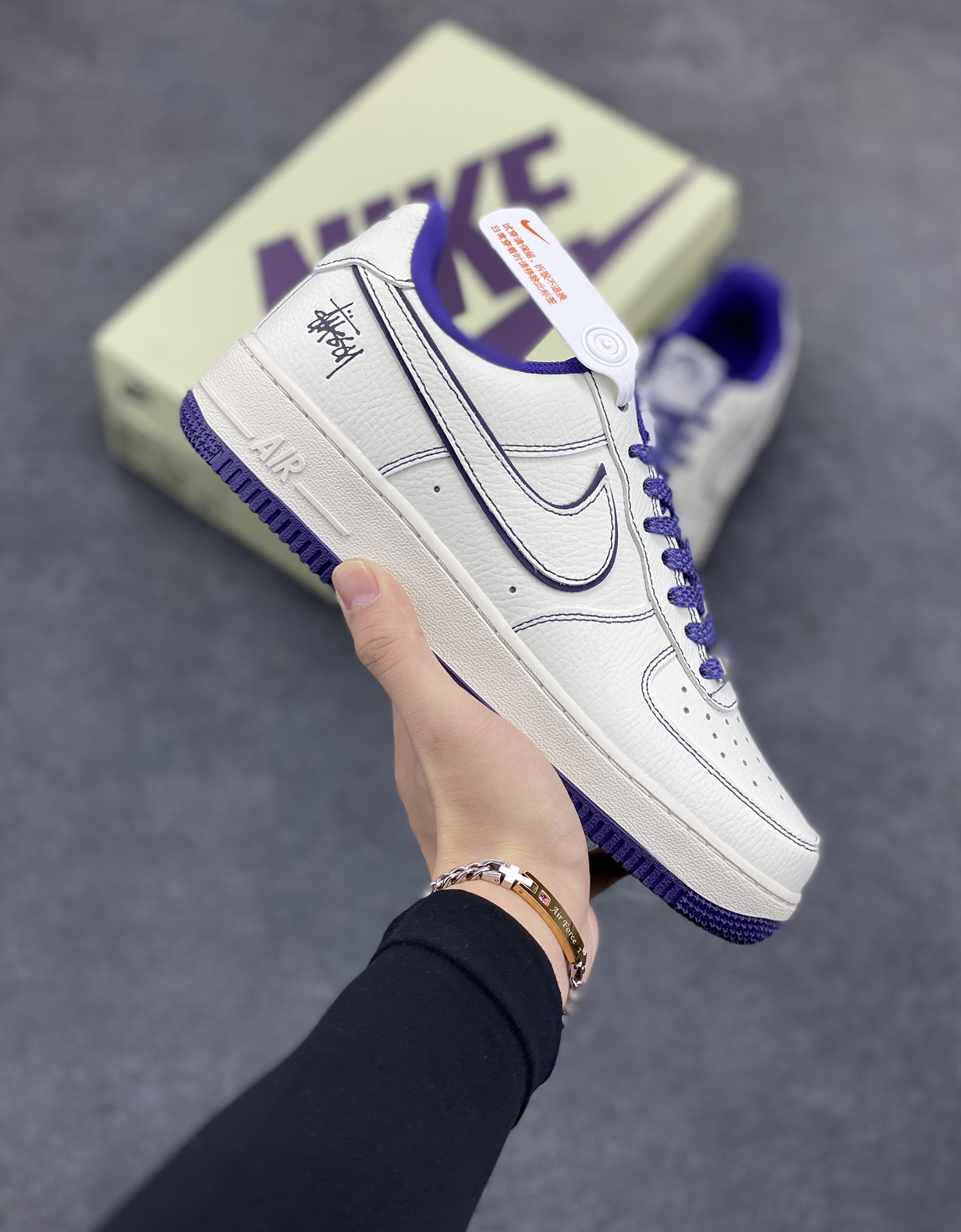 福利特价 Nk Air Force 1\’07 Low 斯图西联名 空军一号低帮休闲板鞋 原楦头原纸板 打造纯正空军版型#专注外贸渠道 全掌内置蜂窝气垫 #原盒配件 原厂中底钢印、拉帮完美 货号：UN1635-555 尺码：36 36.5 37.5 38 38.5 39 40 40.5 41 42 42.5 43 44 44.5 45 46-选品中心