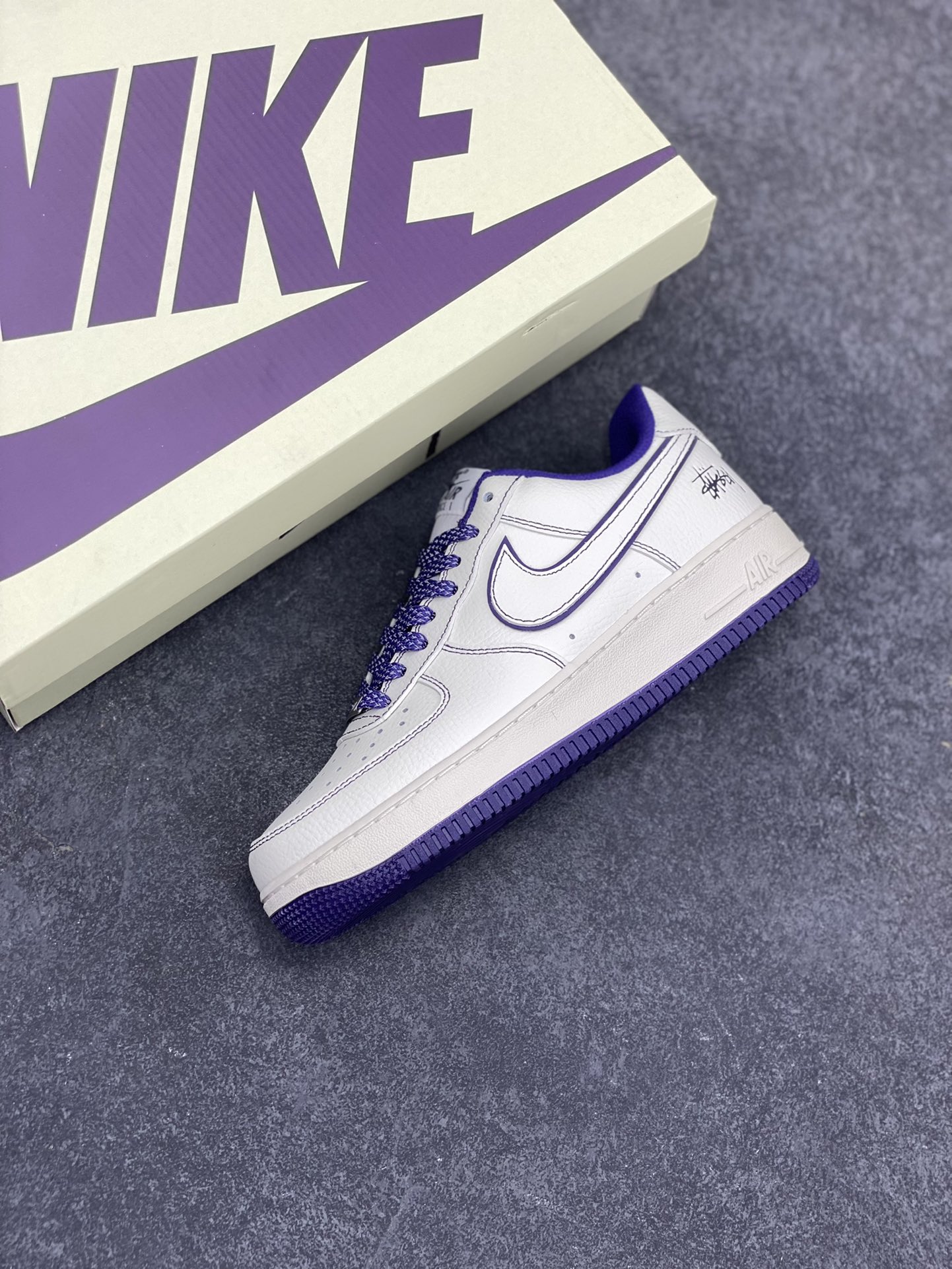 图片[7]-福利特价 Nk Air Force 1\’07 Low 斯图西联名 空军一号低帮休闲板鞋 原楦头原纸板 打造纯正空军版型#专注外贸渠道 全掌内置蜂窝气垫 #原盒配件 原厂中底钢印、拉帮完美 货号：UN1635-555 尺码：36 36.5 37.5 38 38.5 39 40 40.5 41 42 42.5 43 44 44.5 45 46-选品中心