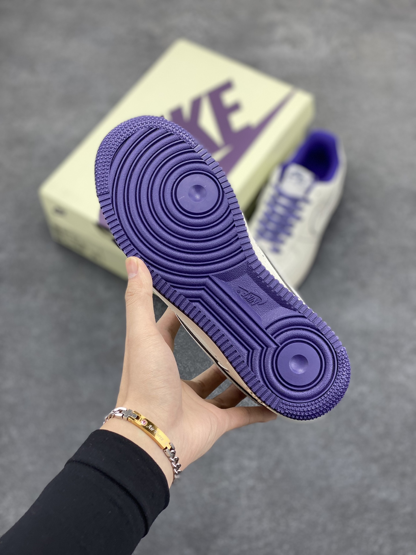 图片[5]-福利特价 Nk Air Force 1\’07 Low 斯图西联名 空军一号低帮休闲板鞋 原楦头原纸板 打造纯正空军版型#专注外贸渠道 全掌内置蜂窝气垫 #原盒配件 原厂中底钢印、拉帮完美 货号：UN1635-555 尺码：36 36.5 37.5 38 38.5 39 40 40.5 41 42 42.5 43 44 44.5 45 46-选品中心