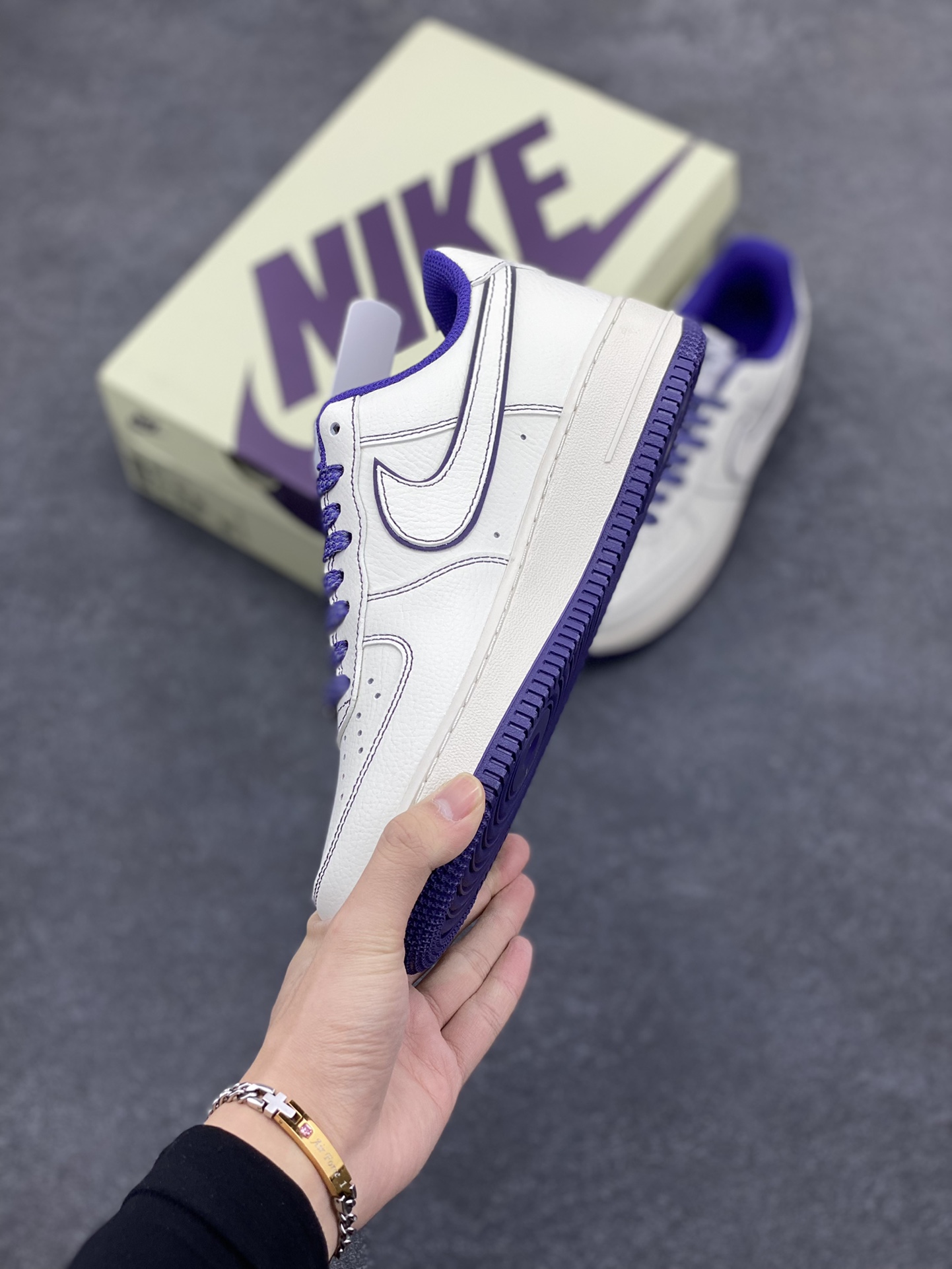 图片[3]-福利特价 Nk Air Force 1\’07 Low 斯图西联名 空军一号低帮休闲板鞋 原楦头原纸板 打造纯正空军版型#专注外贸渠道 全掌内置蜂窝气垫 #原盒配件 原厂中底钢印、拉帮完美 货号：UN1635-555 尺码：36 36.5 37.5 38 38.5 39 40 40.5 41 42 42.5 43 44 44.5 45 46-选品中心