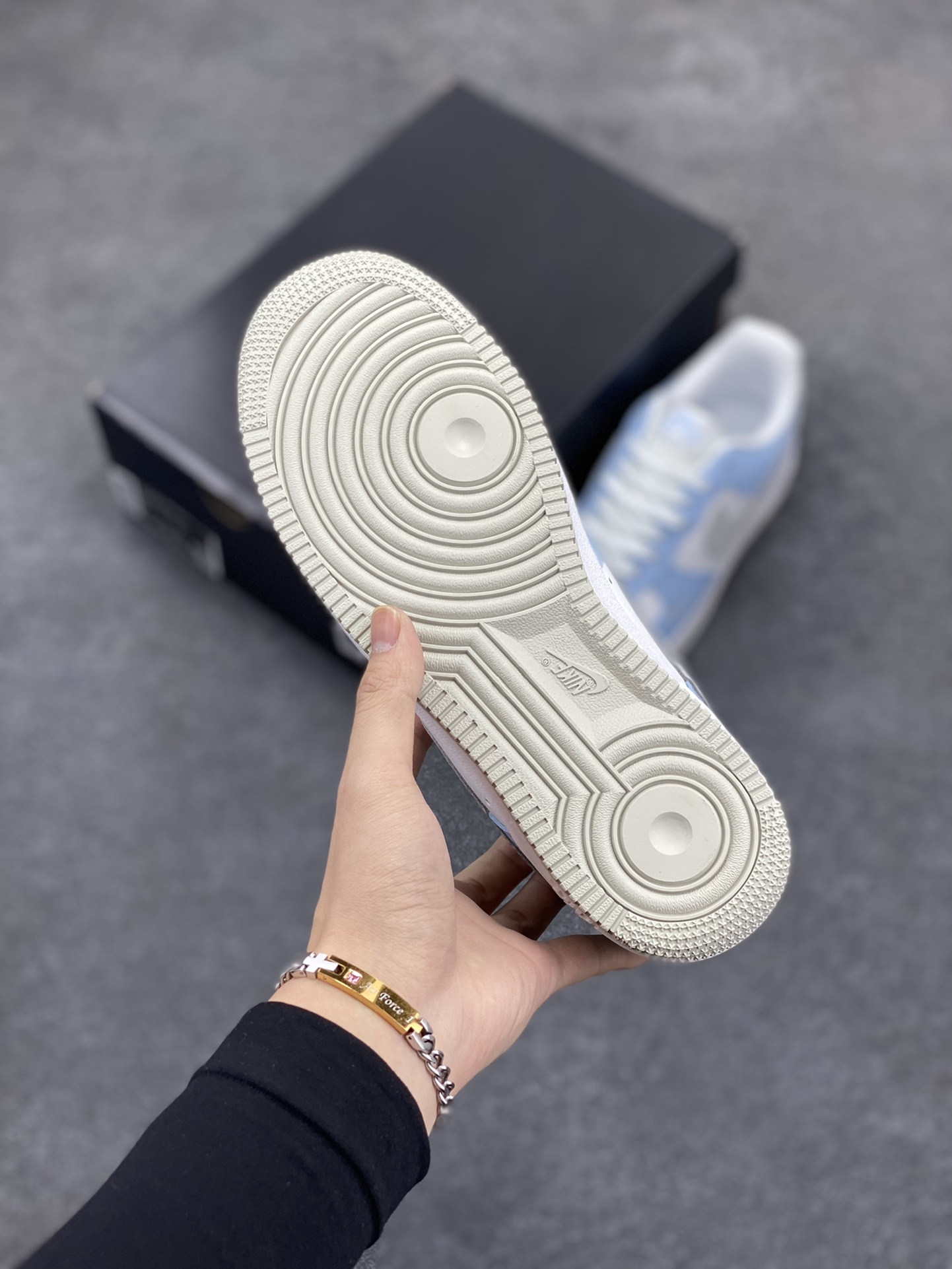 图片[5]-福利特价 Air Force 1 \’07 Low 白蓝灰 原楦头原纸板 打造纯正空军版型 #专注外贸渠道 全掌内置蜂窝气垫 #原盒配件 原厂中底钢印、拉帮完美 货号：HF0022-400 尺码：36 36.5 37.5 38 38.5 39 40 40.5 41 42 42.5 43 44 44.5 45-选品中心