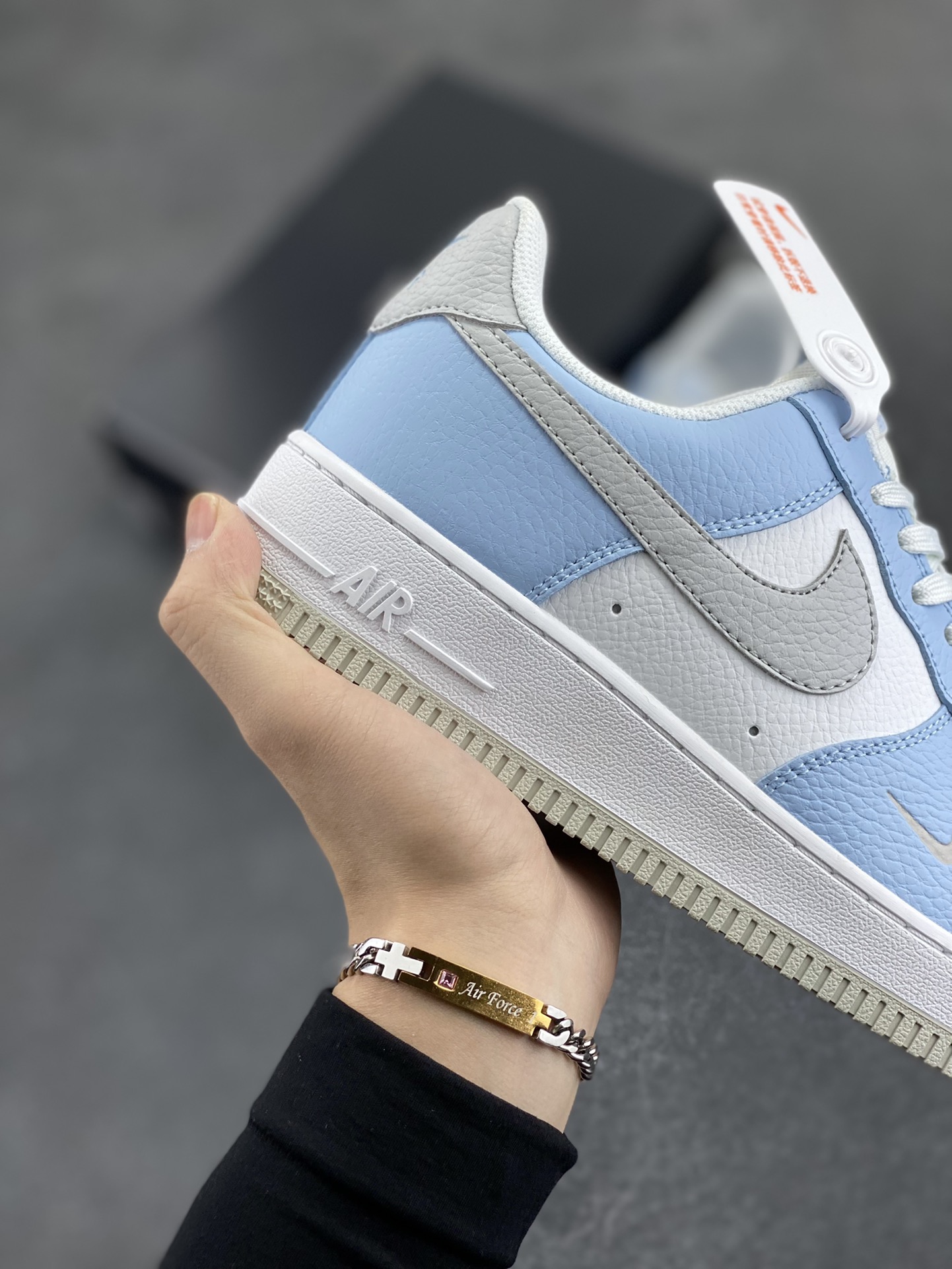 图片[6]-福利特价 Air Force 1 \’07 Low 白蓝灰 原楦头原纸板 打造纯正空军版型 #专注外贸渠道 全掌内置蜂窝气垫 #原盒配件 原厂中底钢印、拉帮完美 货号：HF0022-400 尺码：36 36.5 37.5 38 38.5 39 40 40.5 41 42 42.5 43 44 44.5 45-选品中心