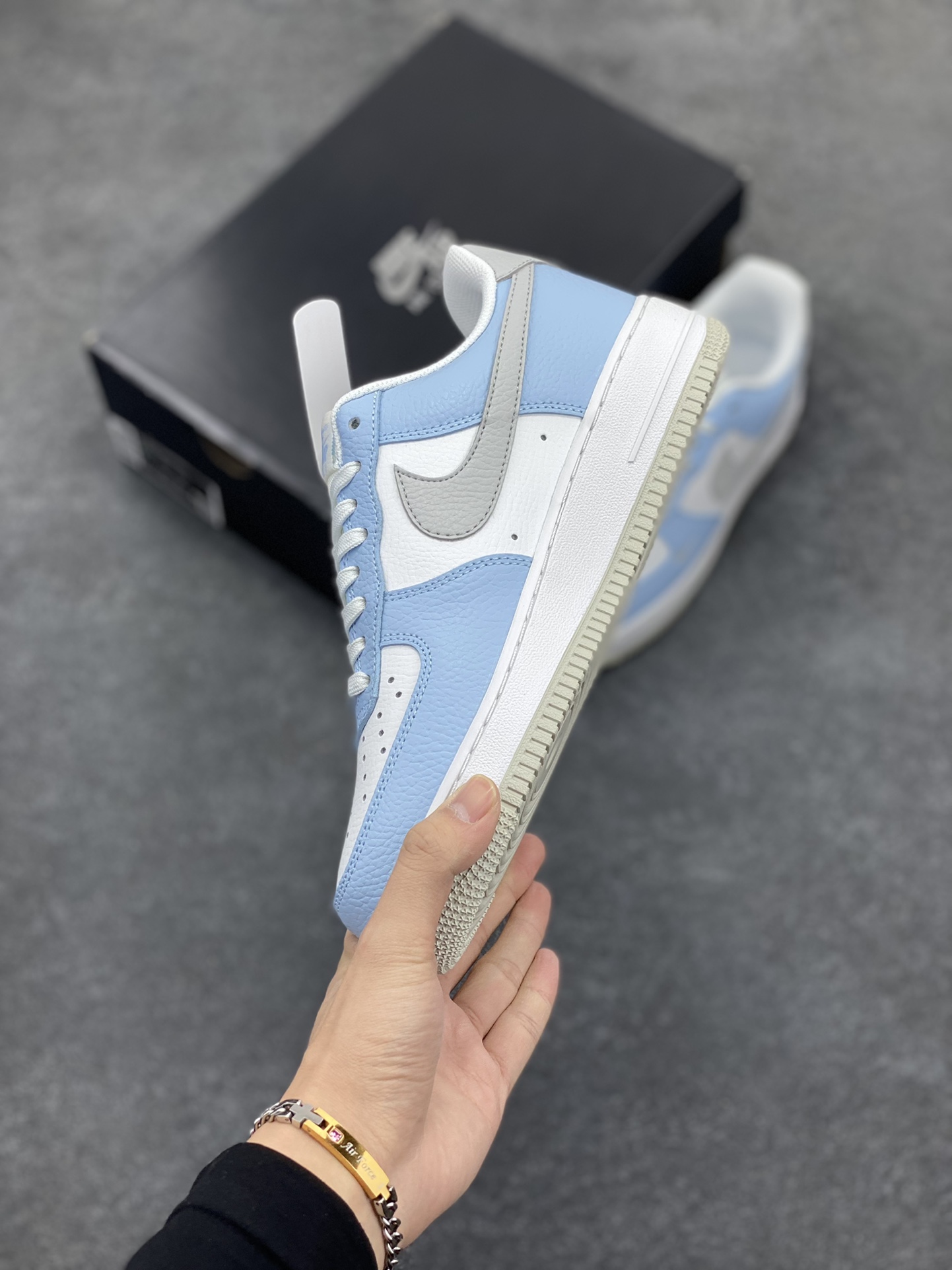 图片[3]-福利特价 Air Force 1 \’07 Low 白蓝灰 原楦头原纸板 打造纯正空军版型 #专注外贸渠道 全掌内置蜂窝气垫 #原盒配件 原厂中底钢印、拉帮完美 货号：HF0022-400 尺码：36 36.5 37.5 38 38.5 39 40 40.5 41 42 42.5 43 44 44.5 45-选品中心