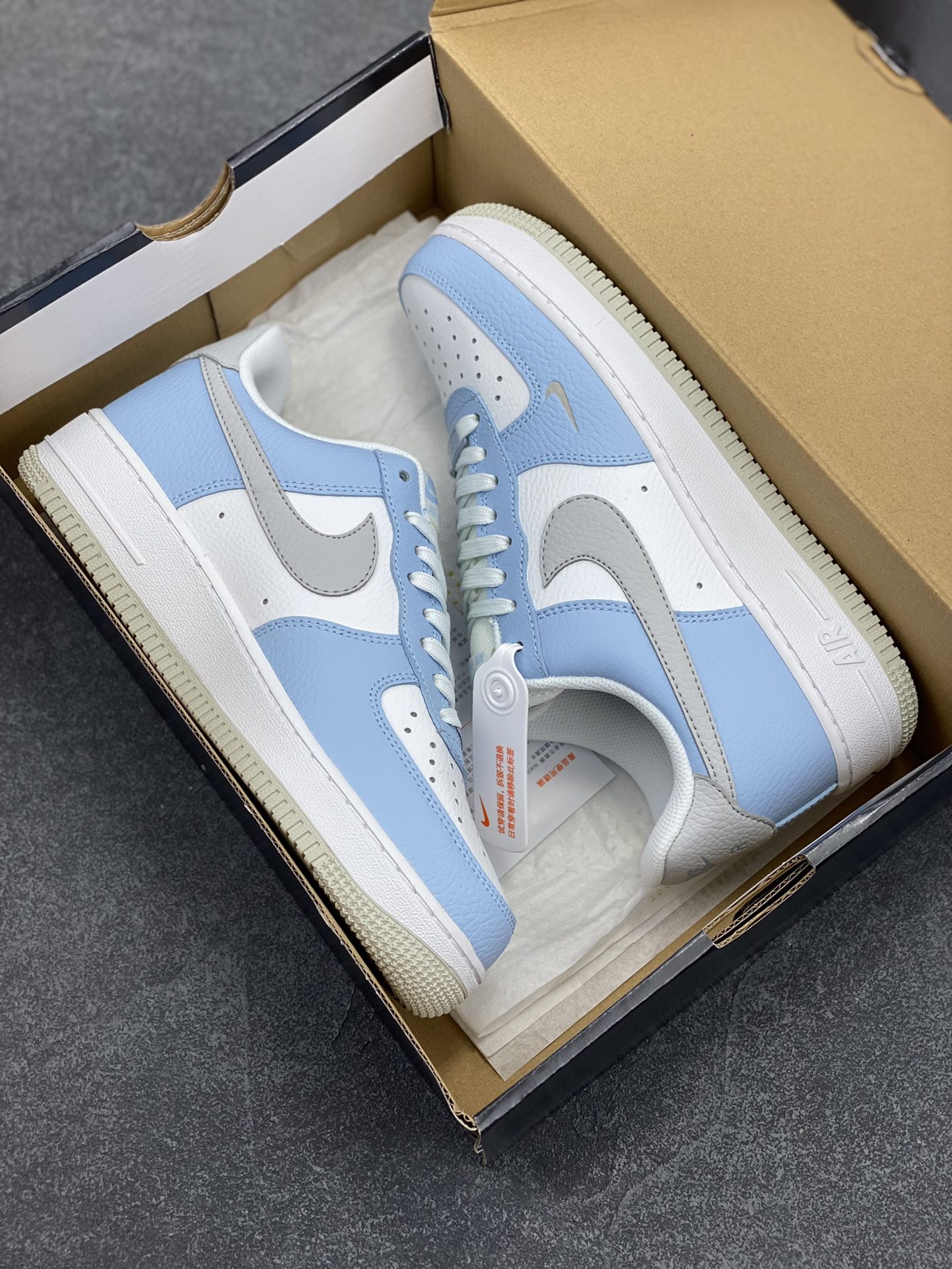 图片[9]-福利特价 Air Force 1 \’07 Low 白蓝灰 原楦头原纸板 打造纯正空军版型 #专注外贸渠道 全掌内置蜂窝气垫 #原盒配件 原厂中底钢印、拉帮完美 货号：HF0022-400 尺码：36 36.5 37.5 38 38.5 39 40 40.5 41 42 42.5 43 44 44.5 45-选品中心