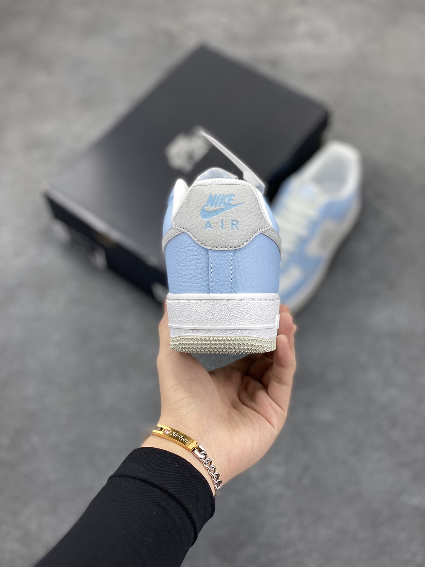 图片[4]-福利特价 Air Force 1 \’07 Low 白蓝灰 原楦头原纸板 打造纯正空军版型 #专注外贸渠道 全掌内置蜂窝气垫 #原盒配件 原厂中底钢印、拉帮完美 货号：HF0022-400 尺码：36 36.5 37.5 38 38.5 39 40 40.5 41 42 42.5 43 44 44.5 45-选品中心