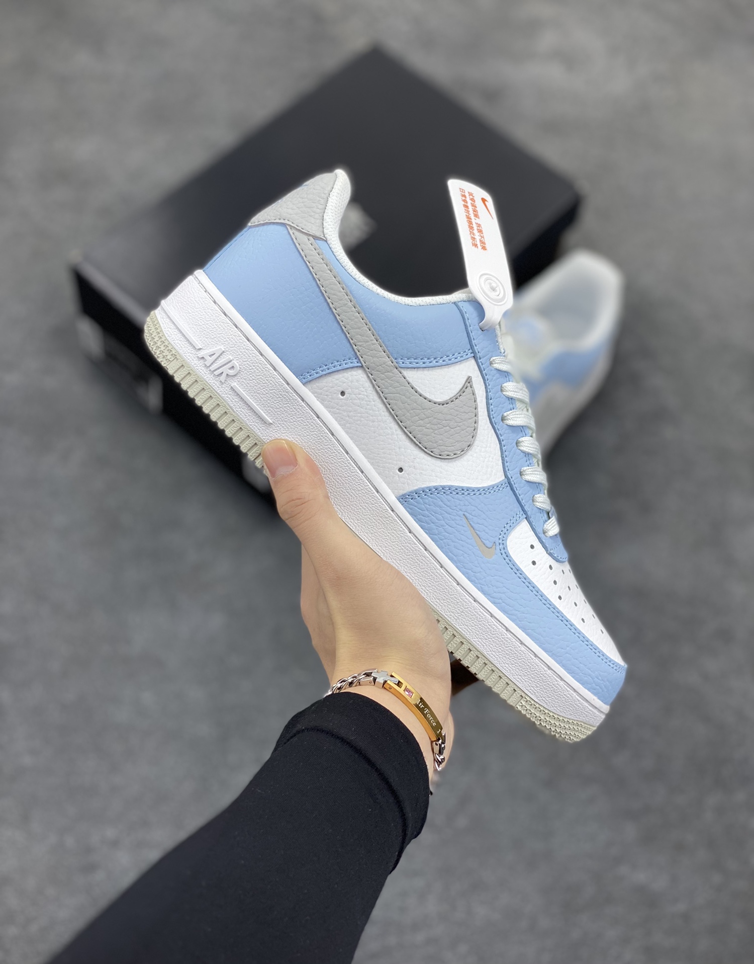 福利特价 Air Force 1 \’07 Low 白蓝灰 原楦头原纸板 打造纯正空军版型 #专注外贸渠道 全掌内置蜂窝气垫 #原盒配件 原厂中底钢印、拉帮完美 货号:HF0022-400 尺码:36 36.5 37.5 38 38.5 39 40 40.5 41 42 42.5 43 44 44.5 45-选品中心