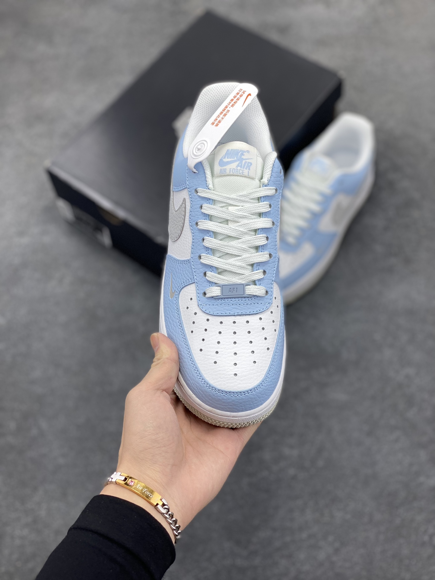图片[2]-福利特价 Air Force 1 \’07 Low 白蓝灰 原楦头原纸板 打造纯正空军版型 #专注外贸渠道 全掌内置蜂窝气垫 #原盒配件 原厂中底钢印、拉帮完美 货号：HF0022-400 尺码：36 36.5 37.5 38 38.5 39 40 40.5 41 42 42.5 43 44 44.5 45-选品中心